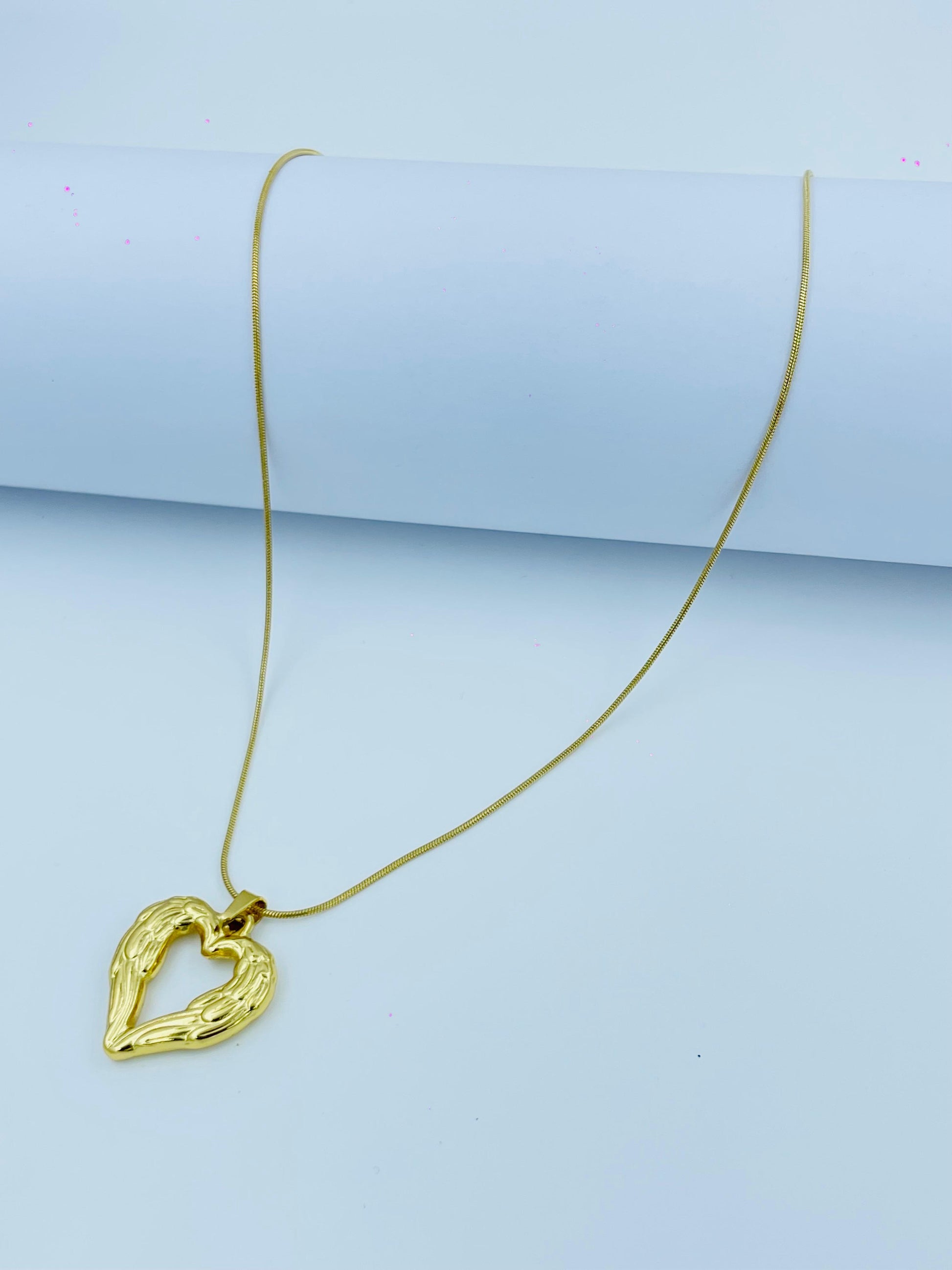 Stylish Heart Pendant Necklace with Wing Detail – Trendy Everyday Jewelry