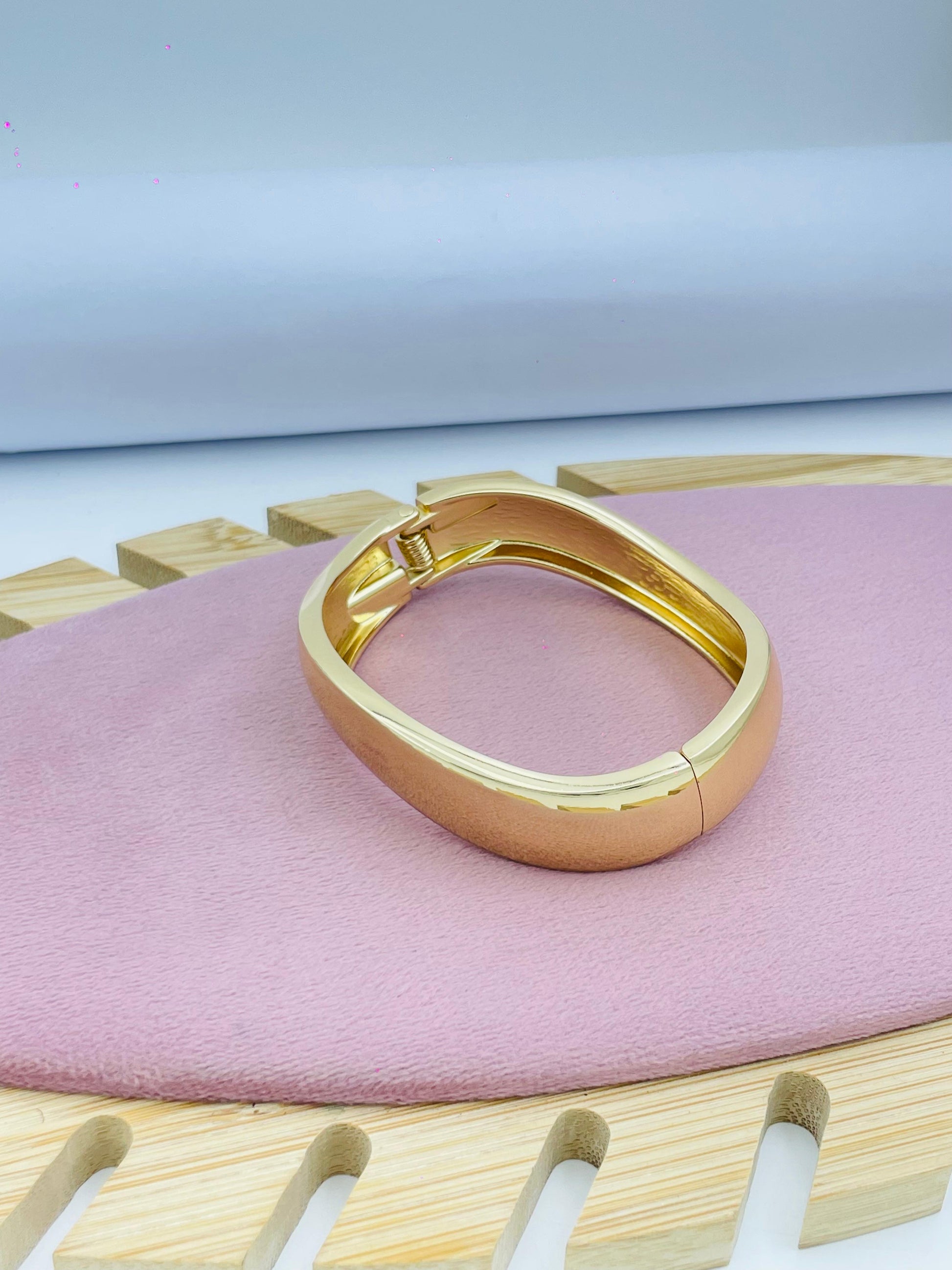 Stylish Gold Bangle Bracelet for Women
