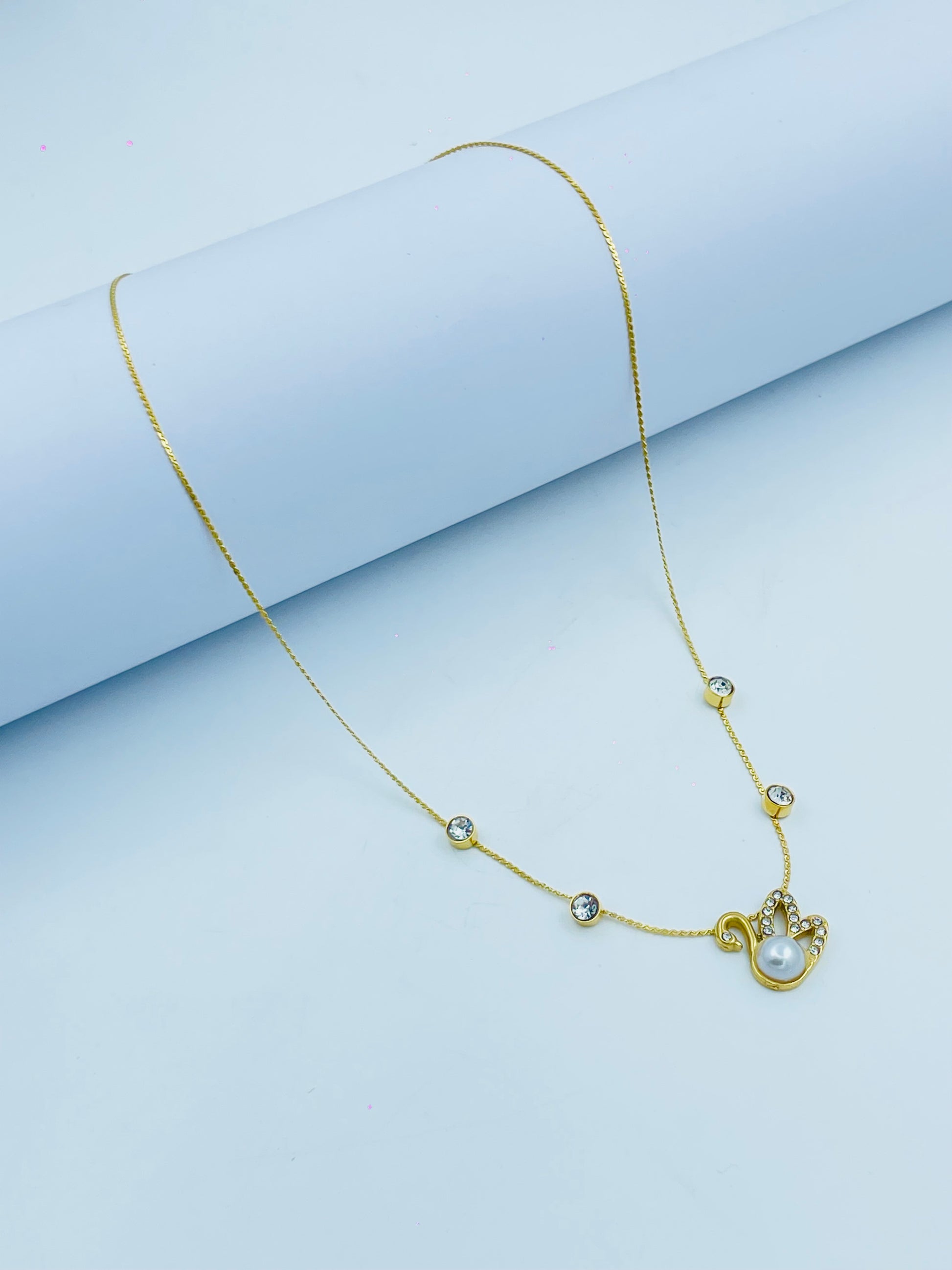 Elegant Gold Necklace with Pearls and Crystal Accents