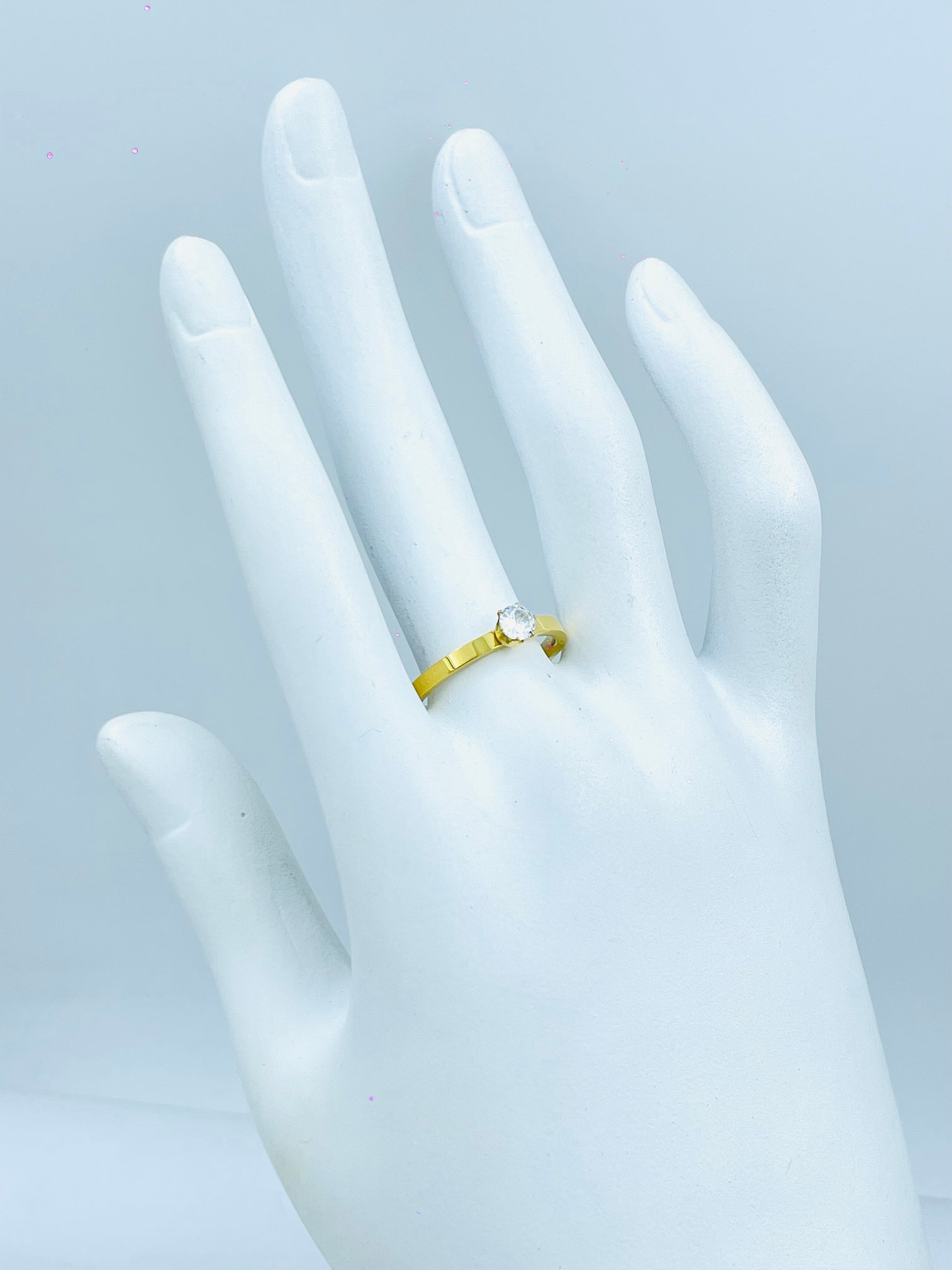 Elegant Gold Solitaire Ring with Diamond