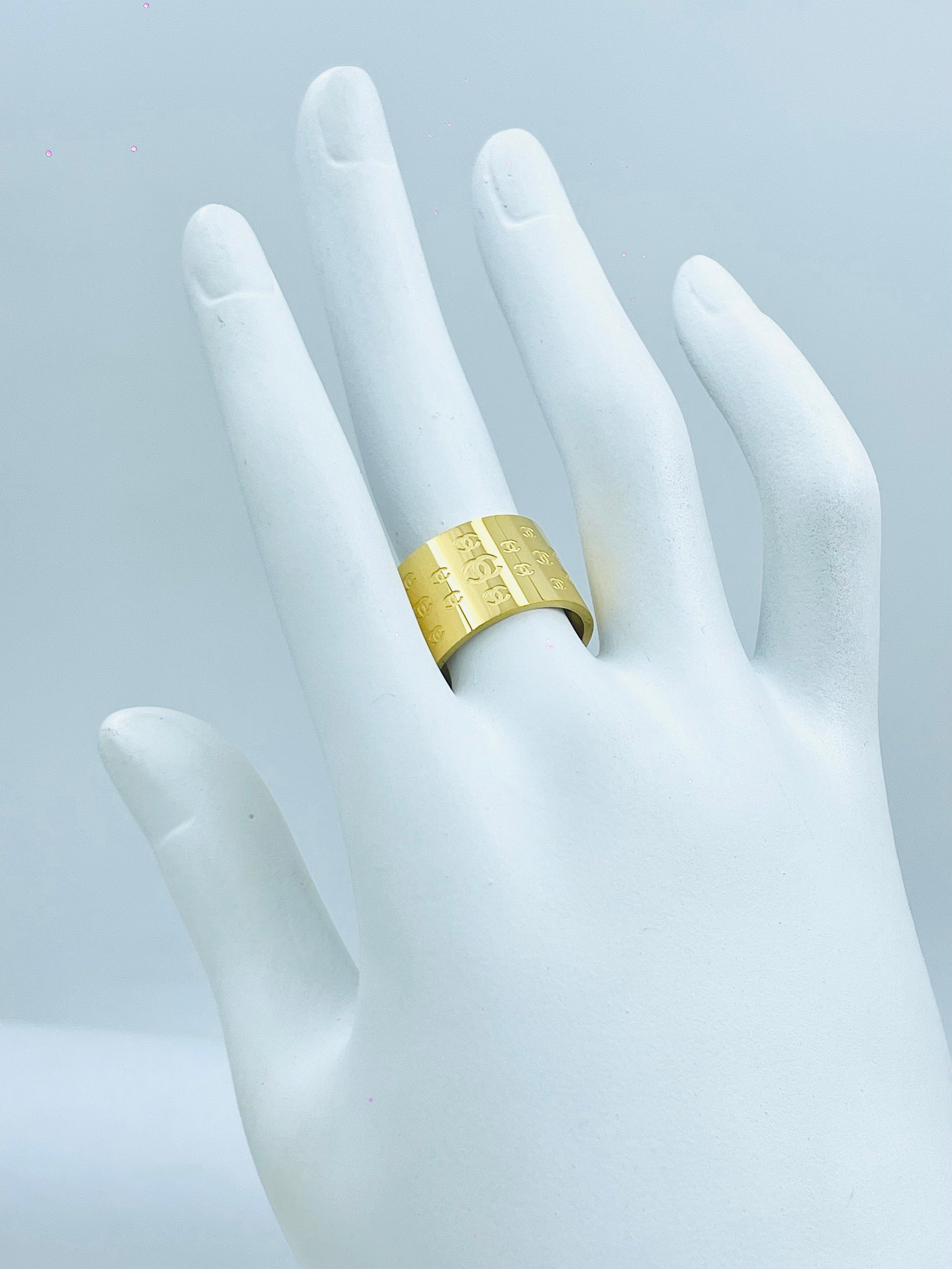 Elegant Gold Band Ring
