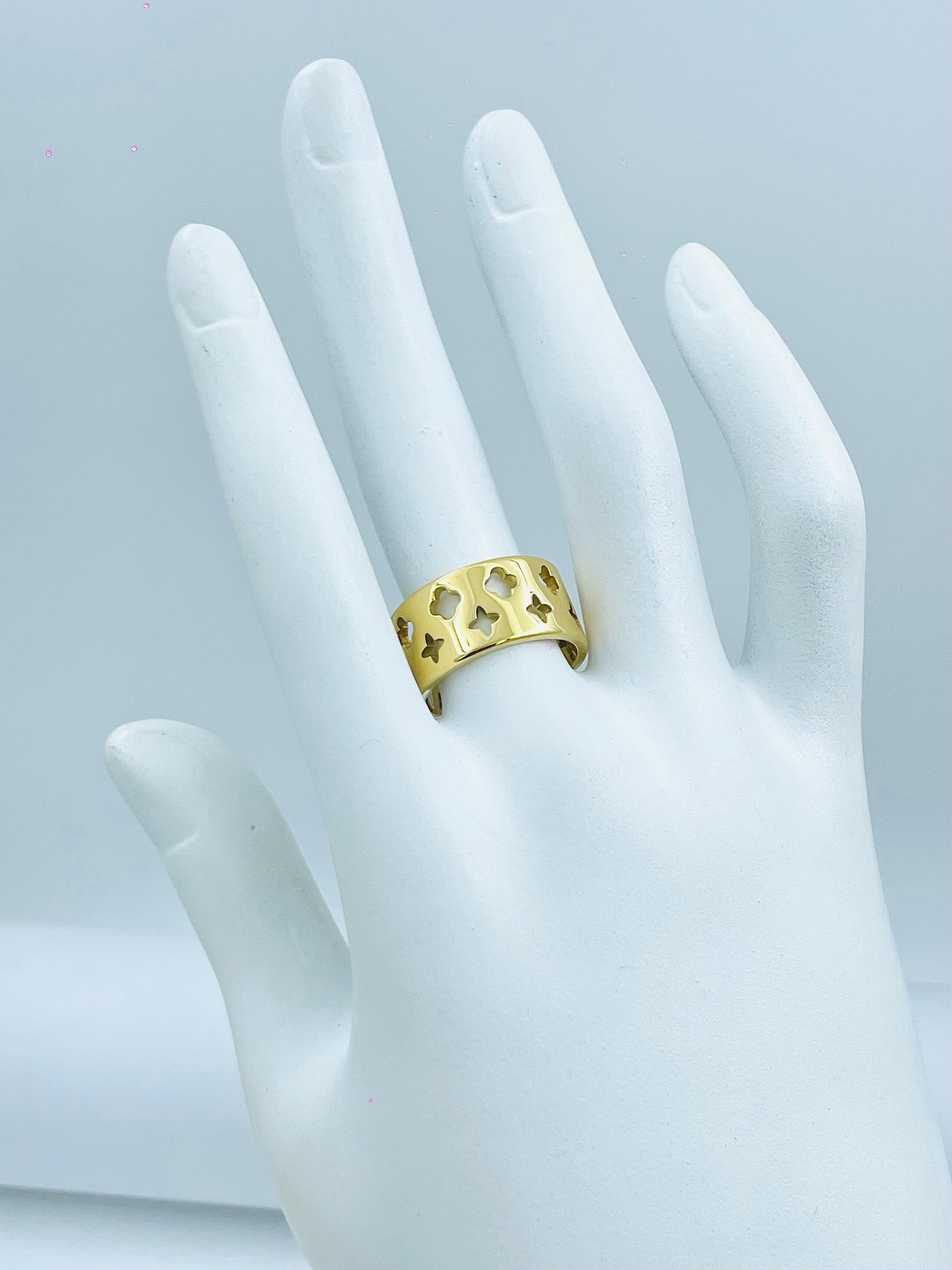 Elegant Gold Heart Pattern Band Ring