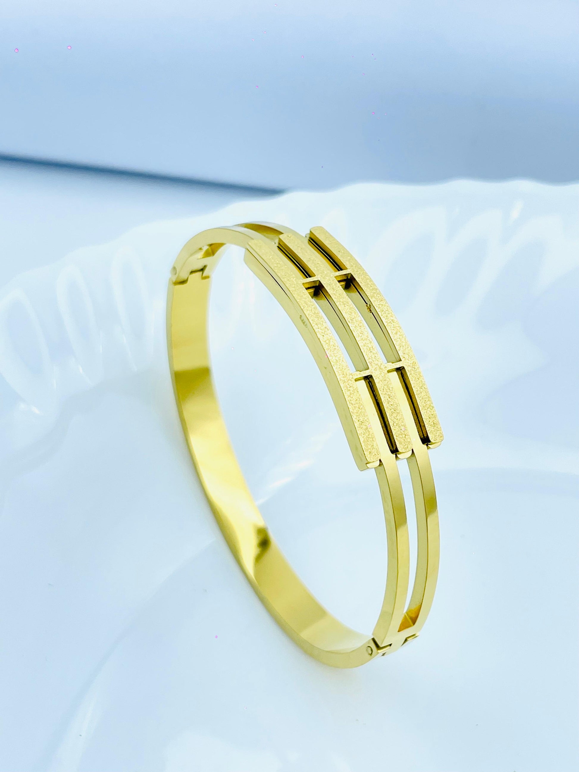 Modern Matte Finish Anti Tarnish Bracelet Kada – Sleek Gold Design