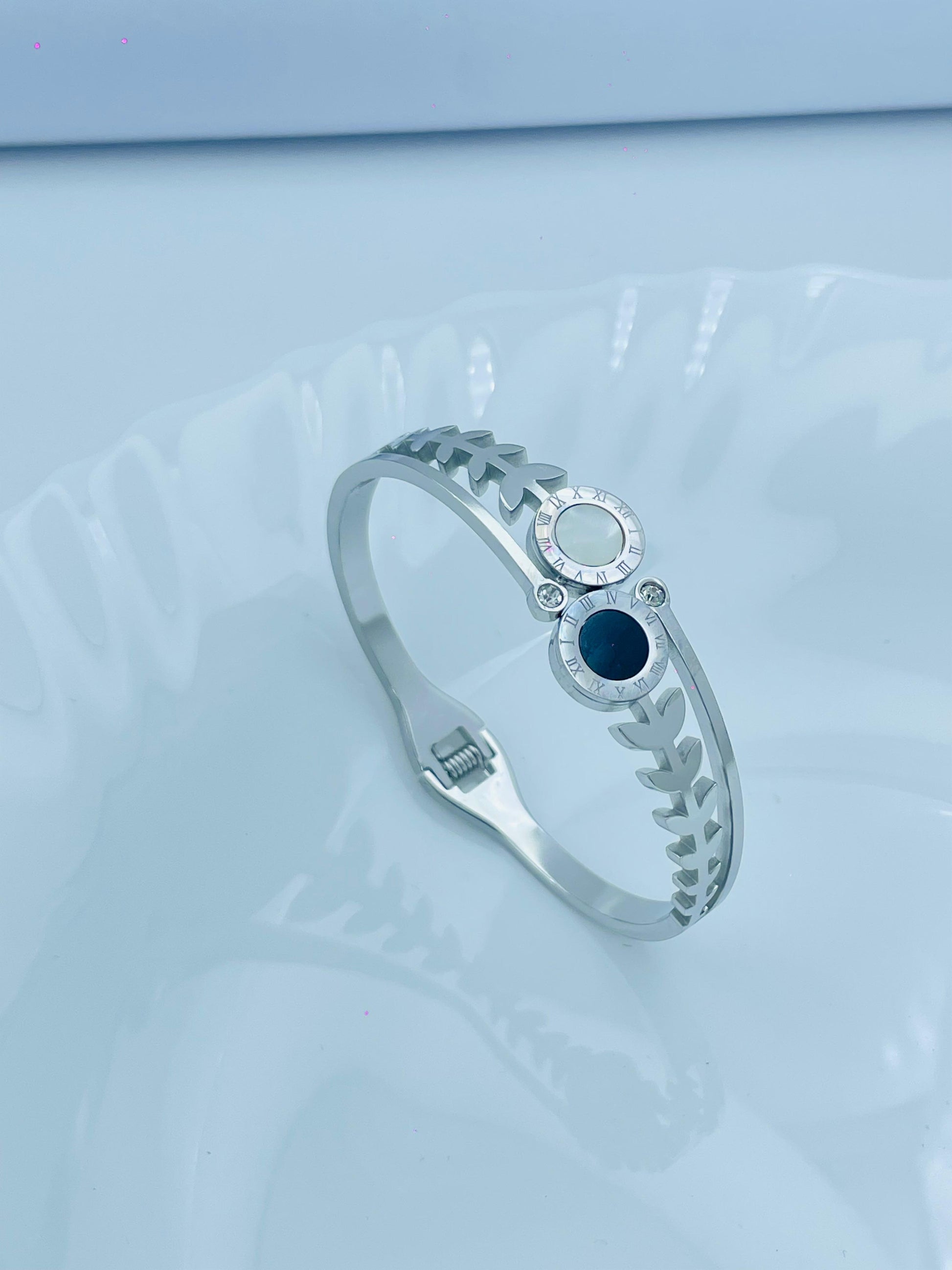 Elegant Leaf Design Anti-Tarnish Silver Bracelet with Roman Dial Accents