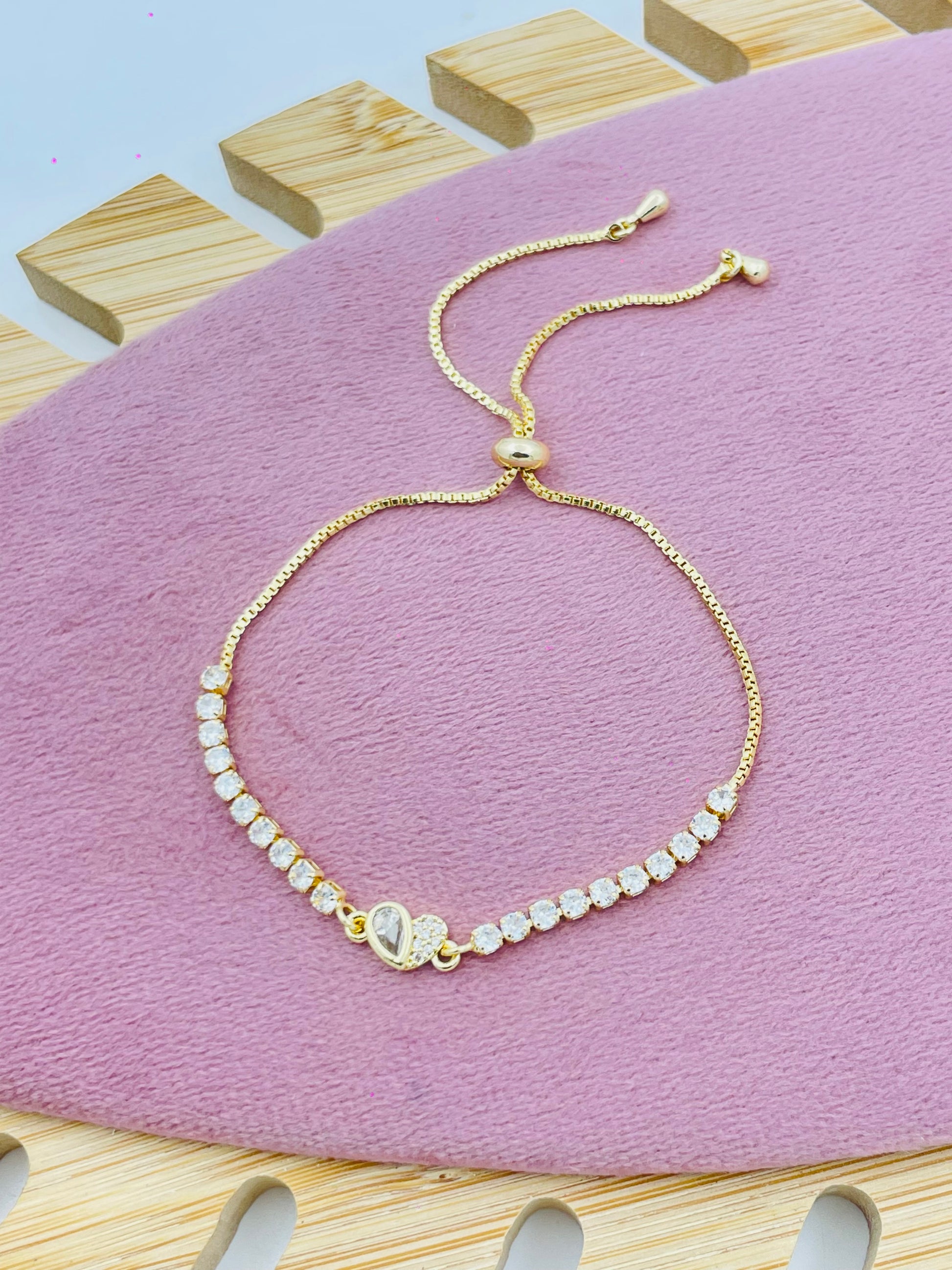 Elegant Gold and Diamond Bracelet for Women