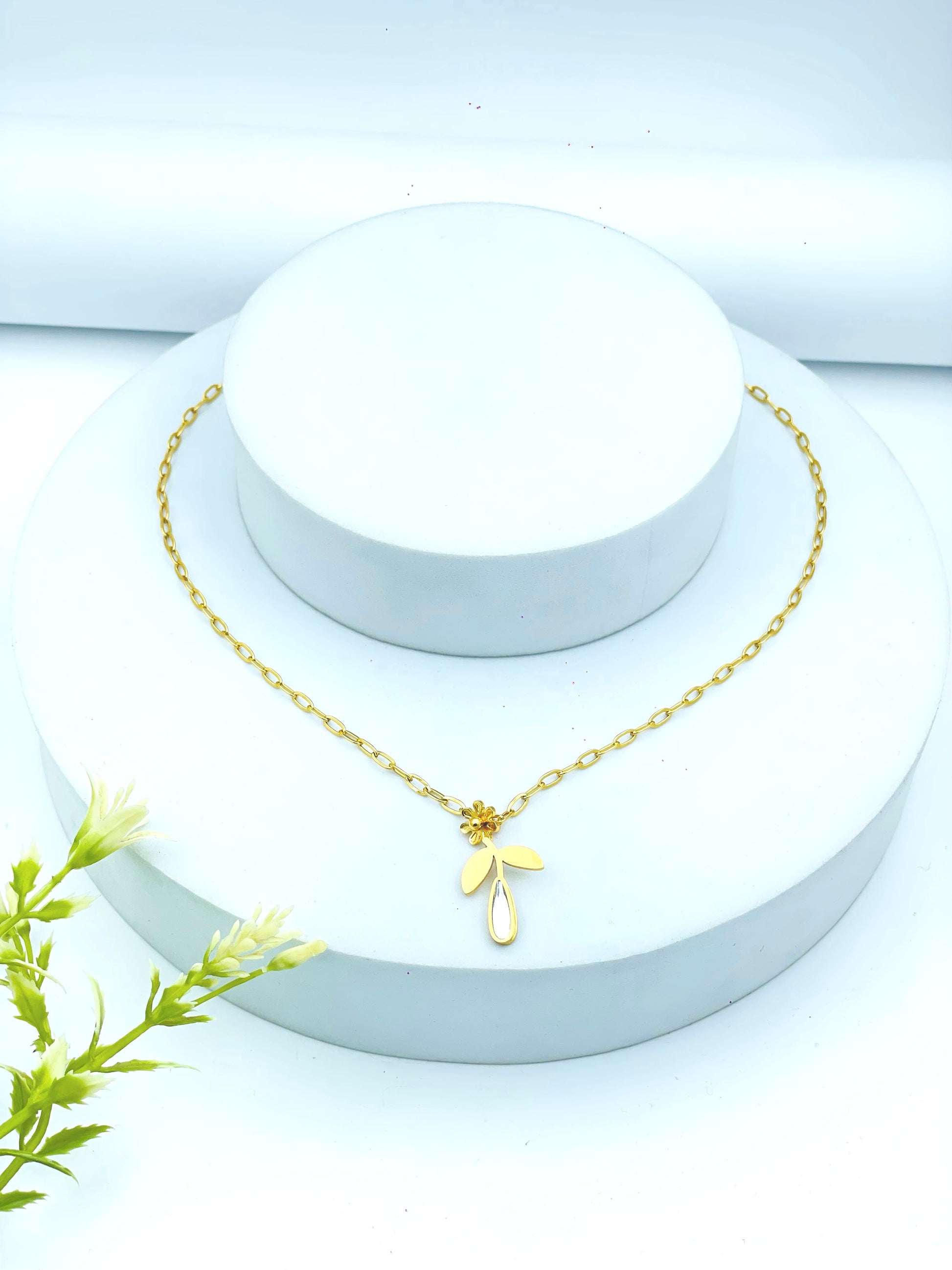 Elegant Gold Teardrop Flower Pendant Necklace