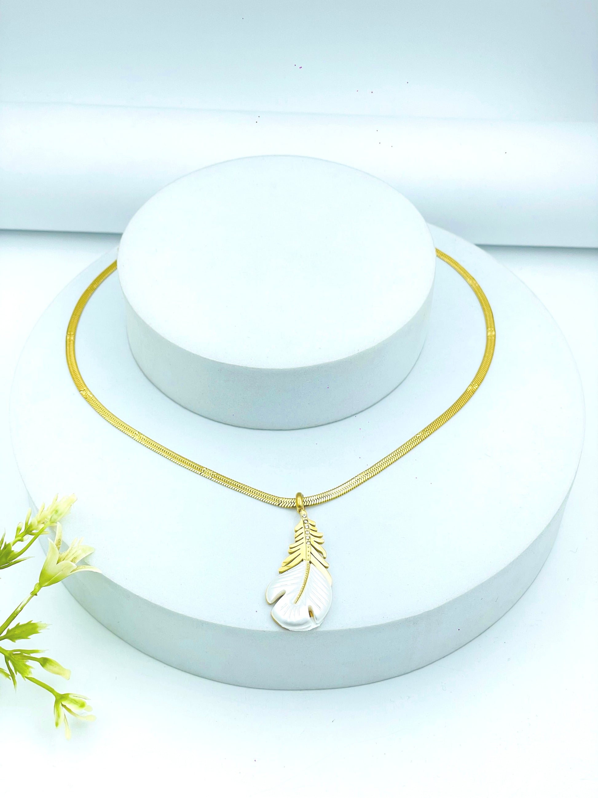 Elegant Gold Leaf Pendant Necklace