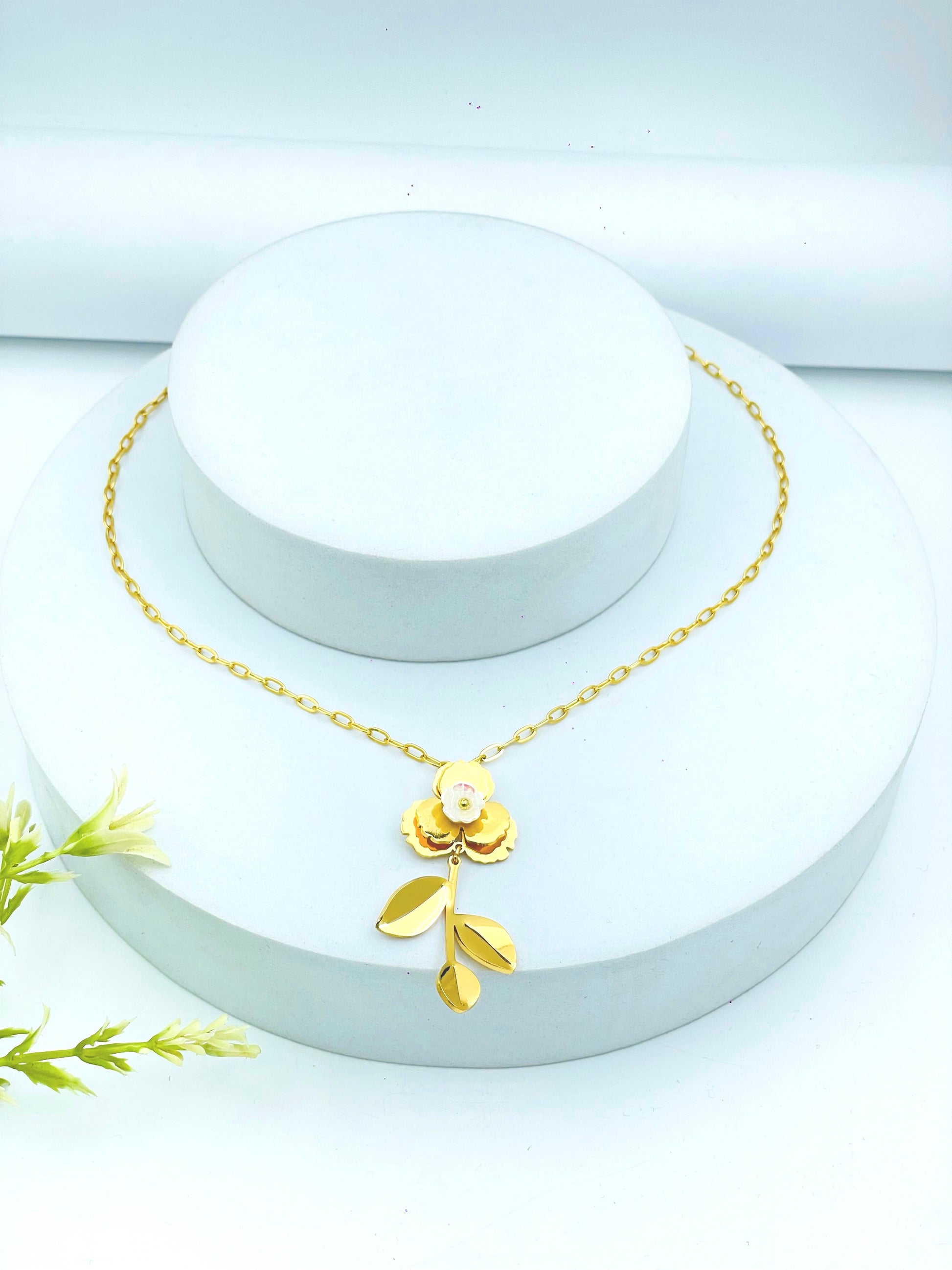 Elegant Gold Floral Pendant Necklace  Perfect Gift
