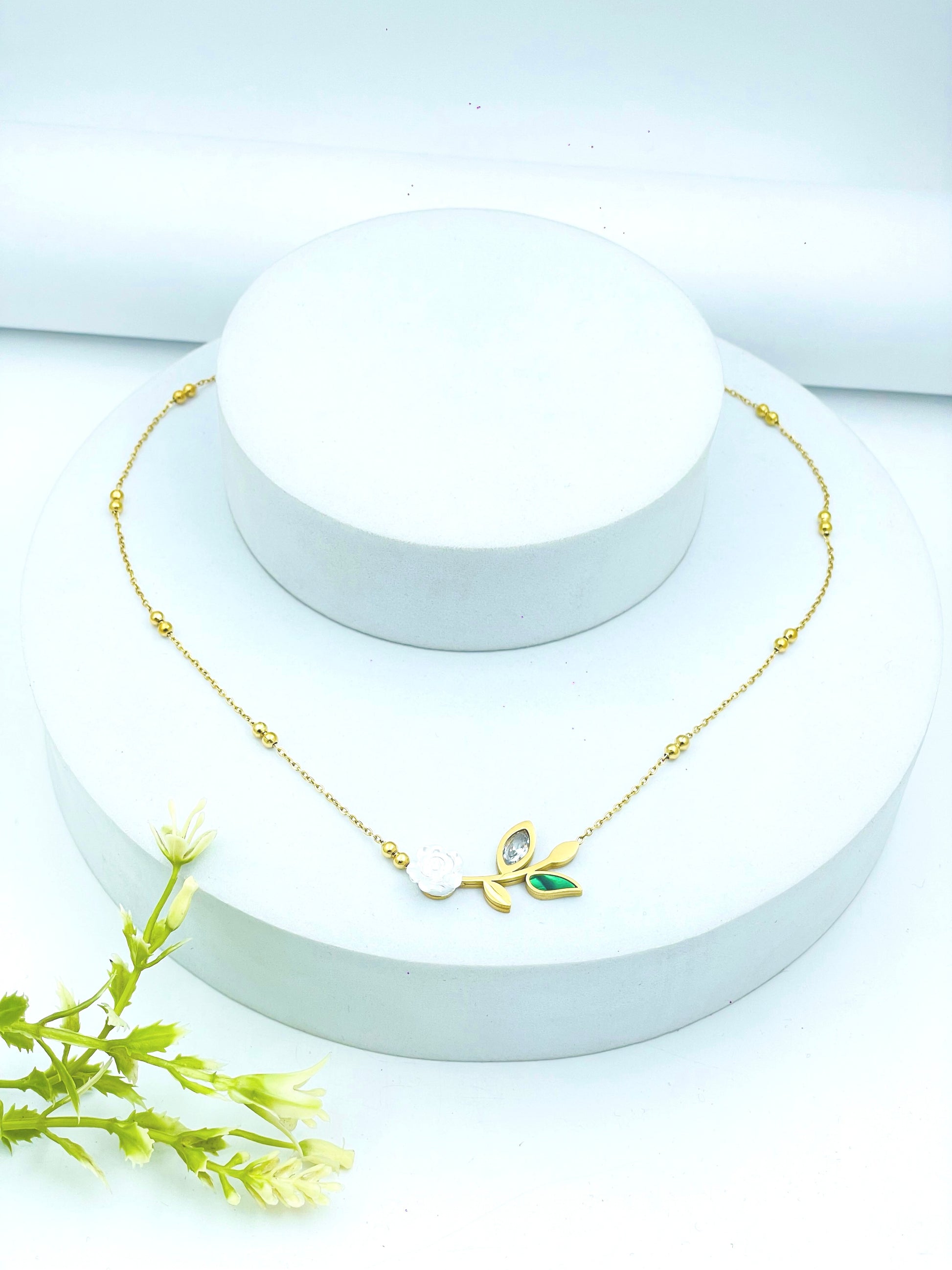 Elegant Gold Leaf Pendant Necklace