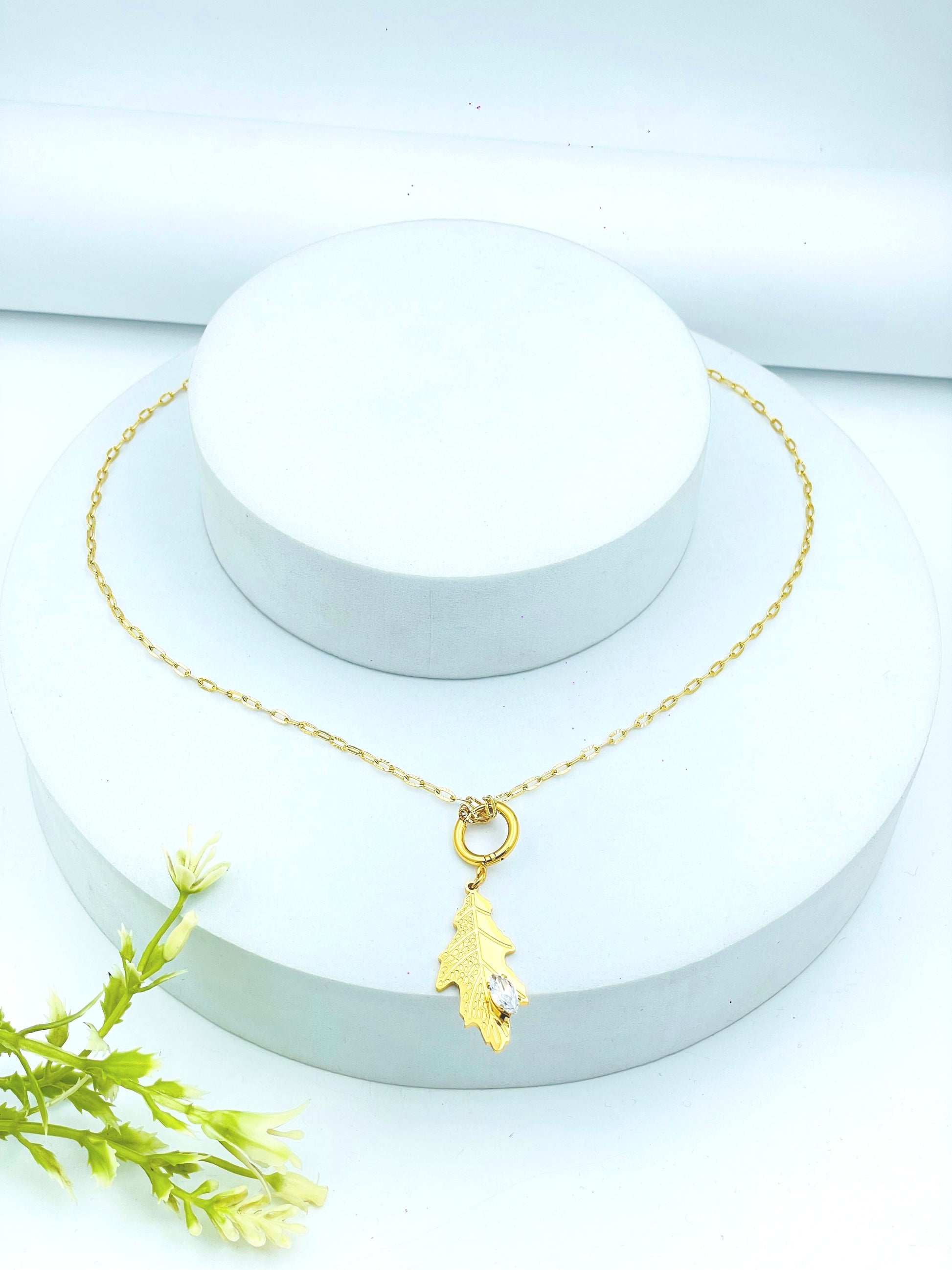 Elegant Gold Leaf Pendant Necklace