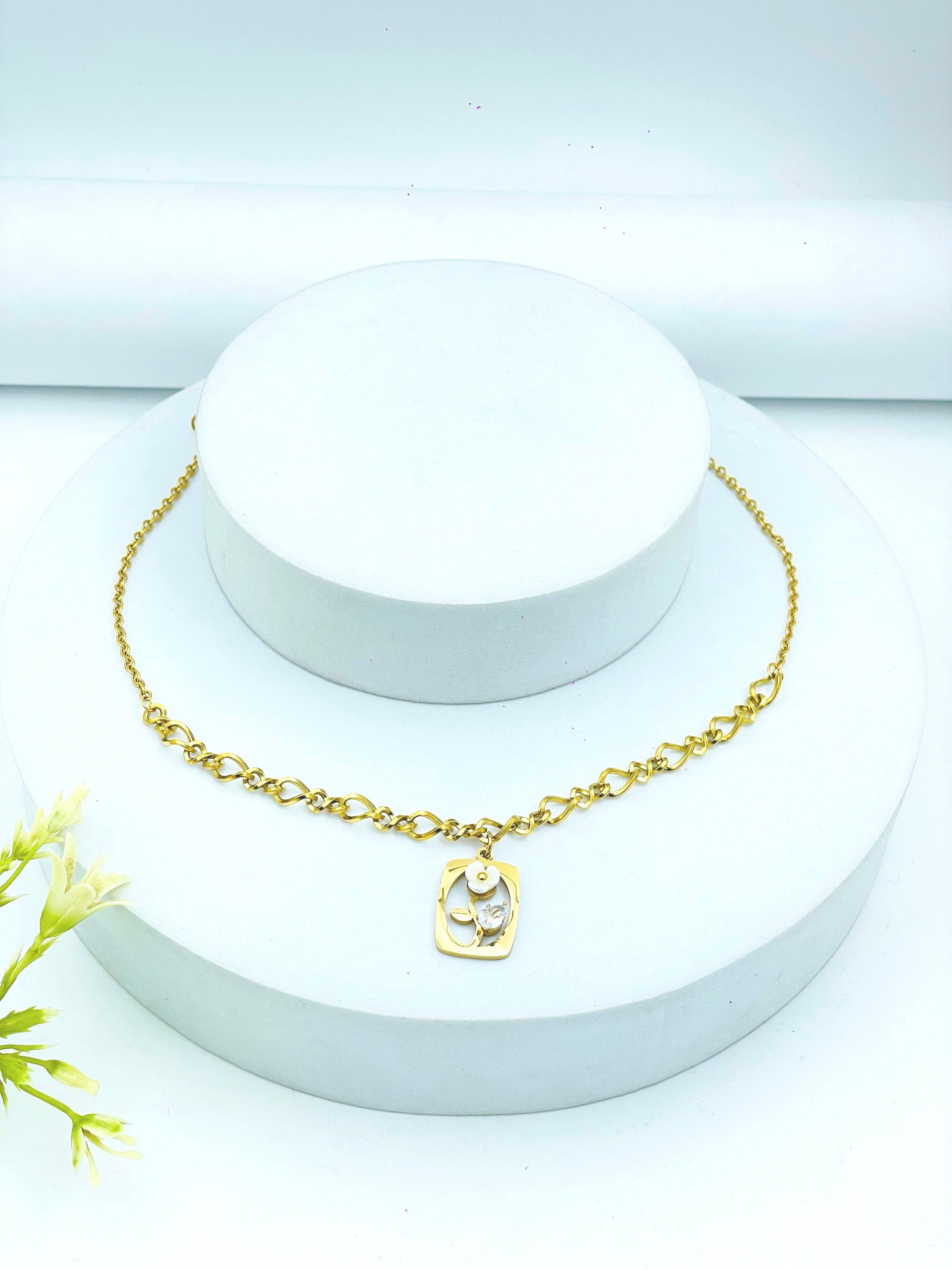 Elegant Gold Chain Necklace with Stunning Pendant
