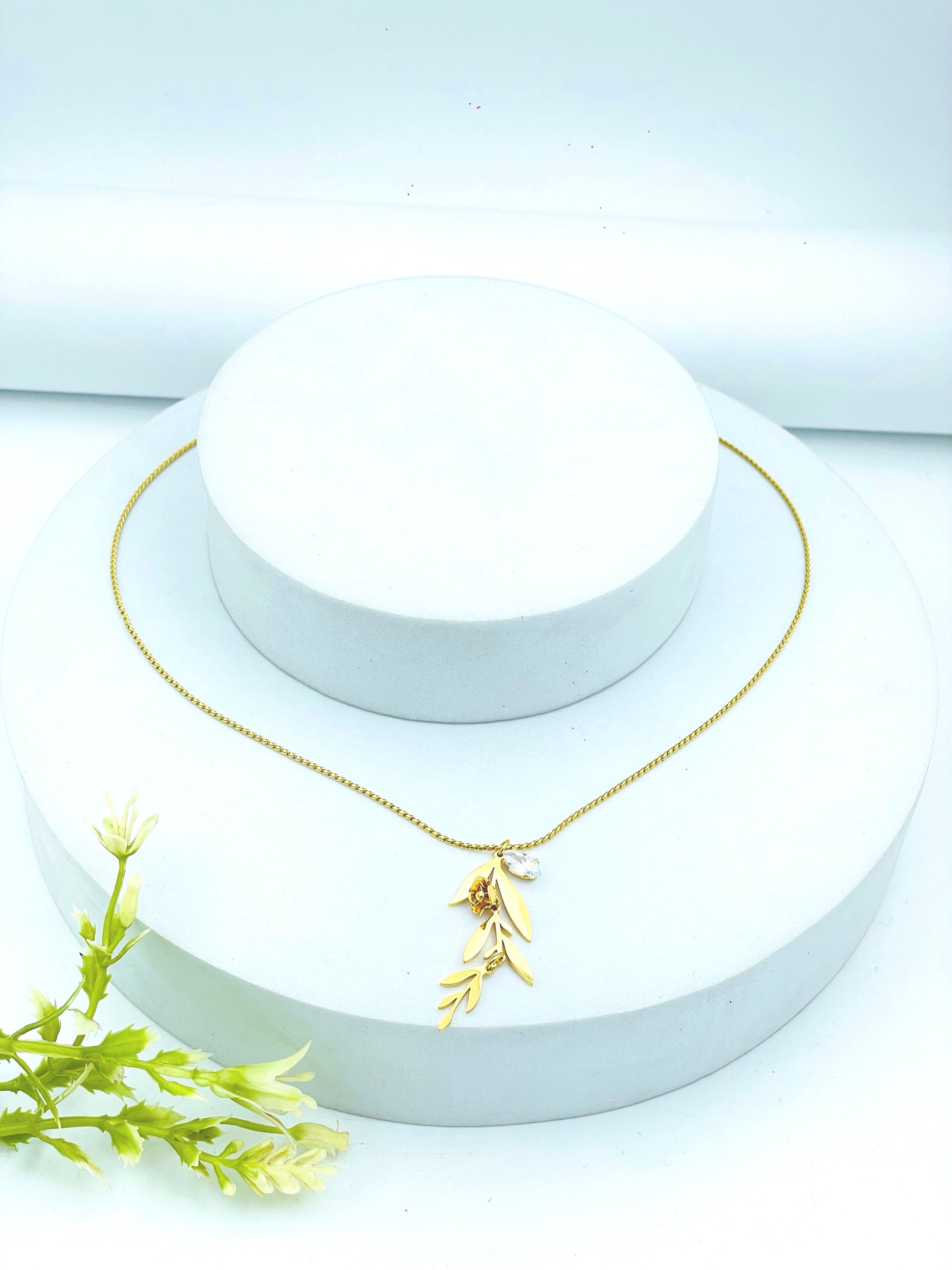 Elegant Gold Leaf Pendant Necklace