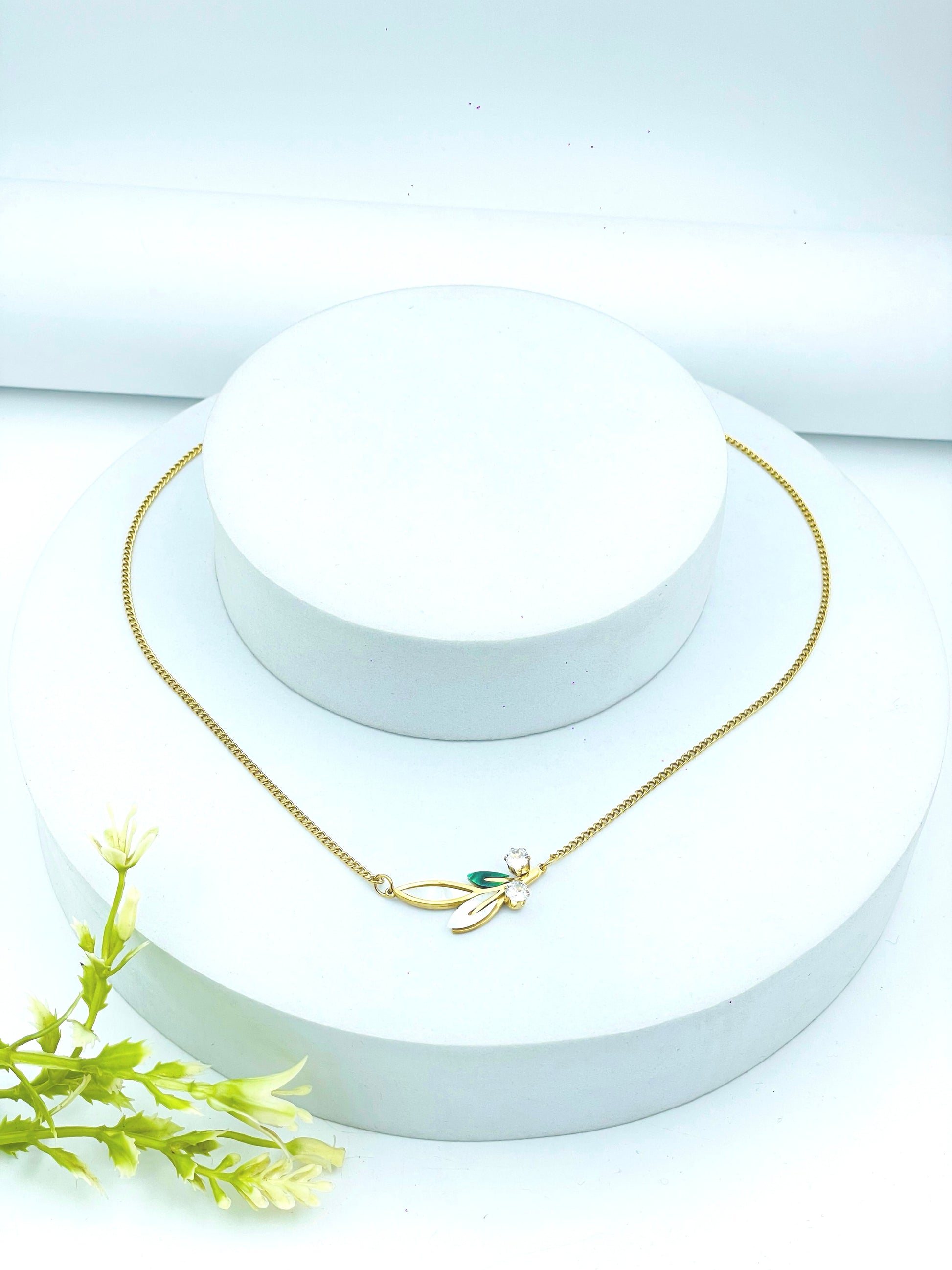 Elegant Gold Floral Pendant Necklace  Perfect for Any Occasion
