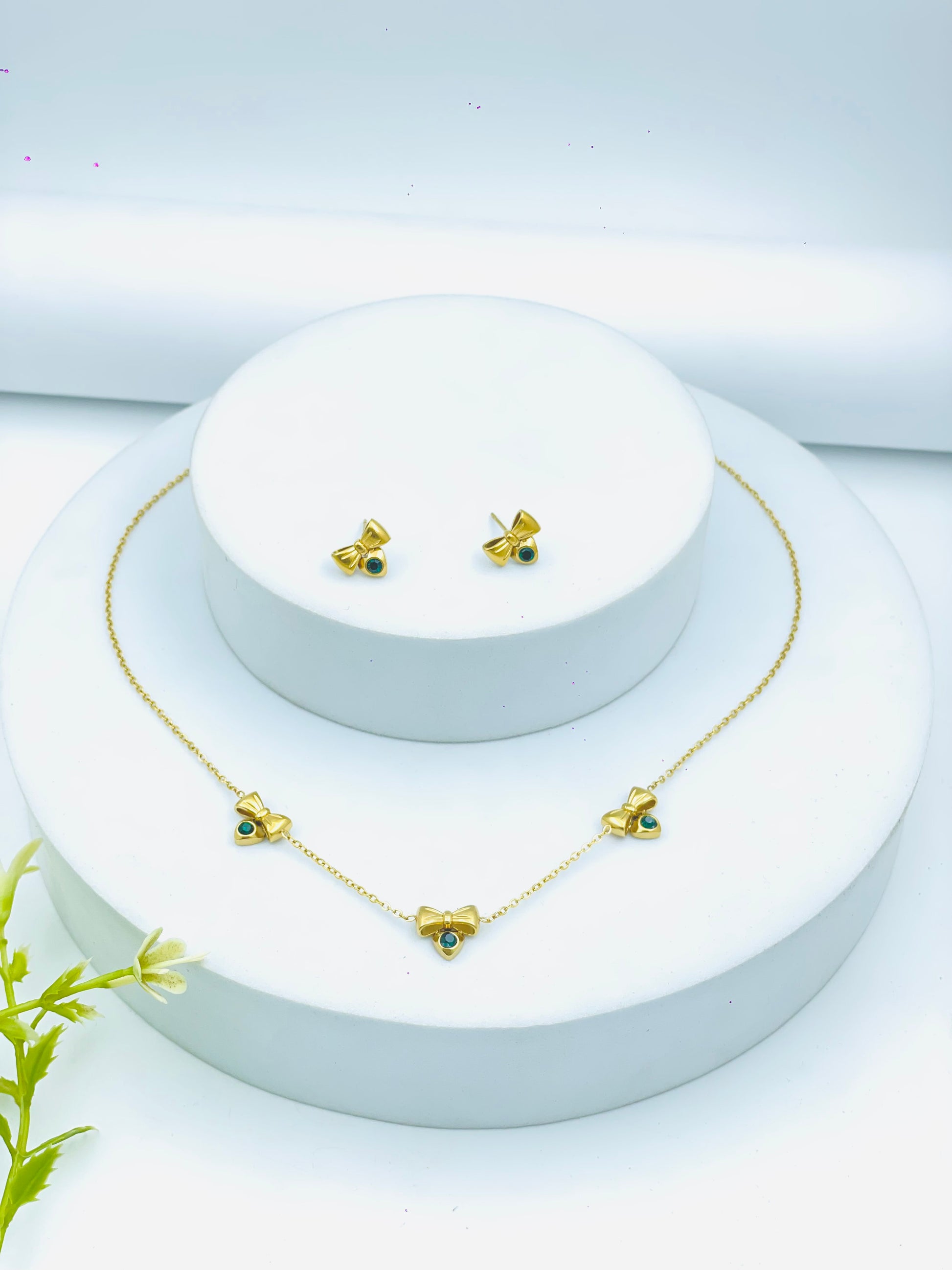 Elegant Gold Necklace and Earrings Set