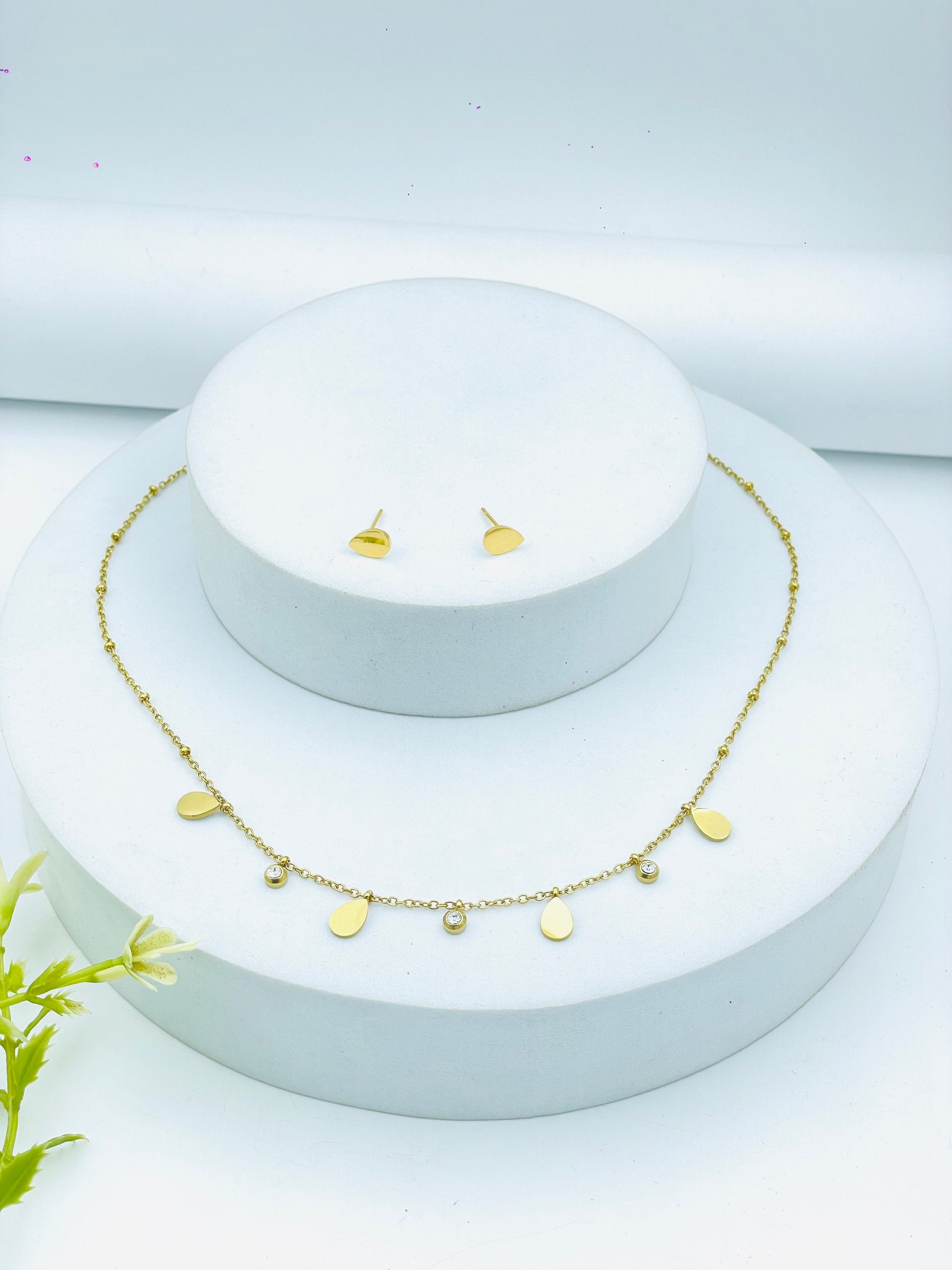 Elegant Gold Teardrop Necklace and Earring Set