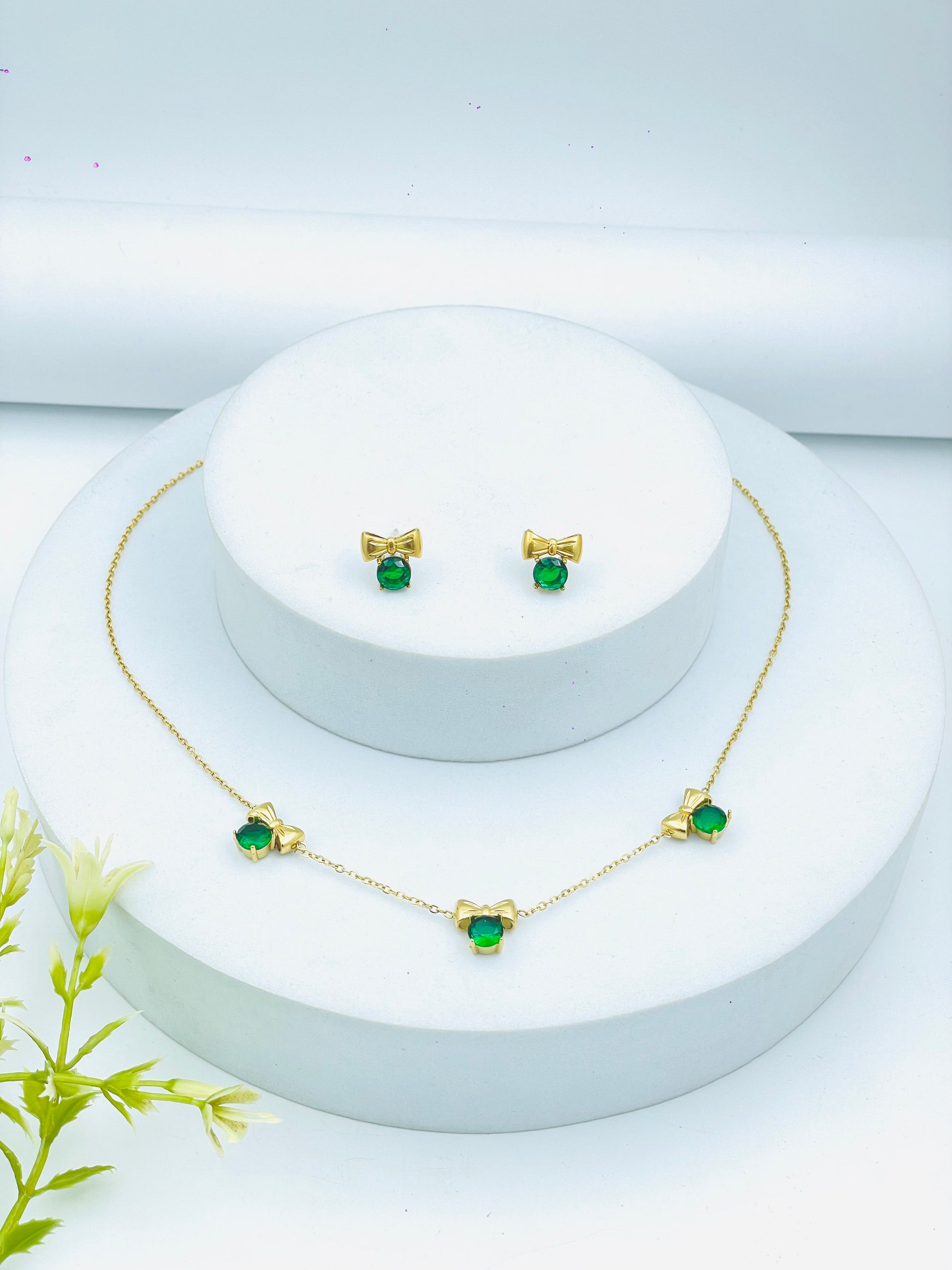 Elegant Emerald Green Jewelry Set with Necklace and Earrings
