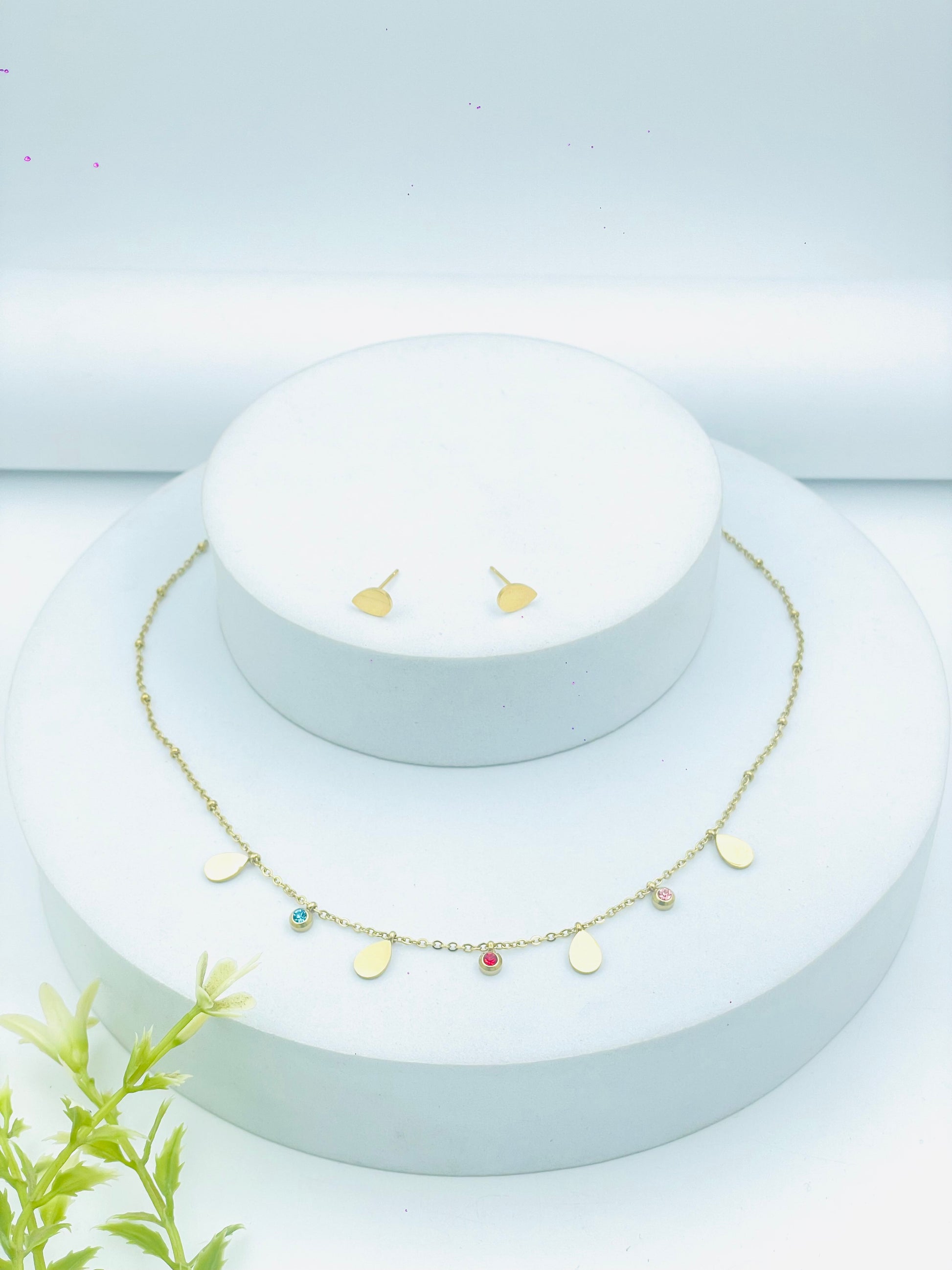 Elegant Gold Pendant Necklace  Earring Set