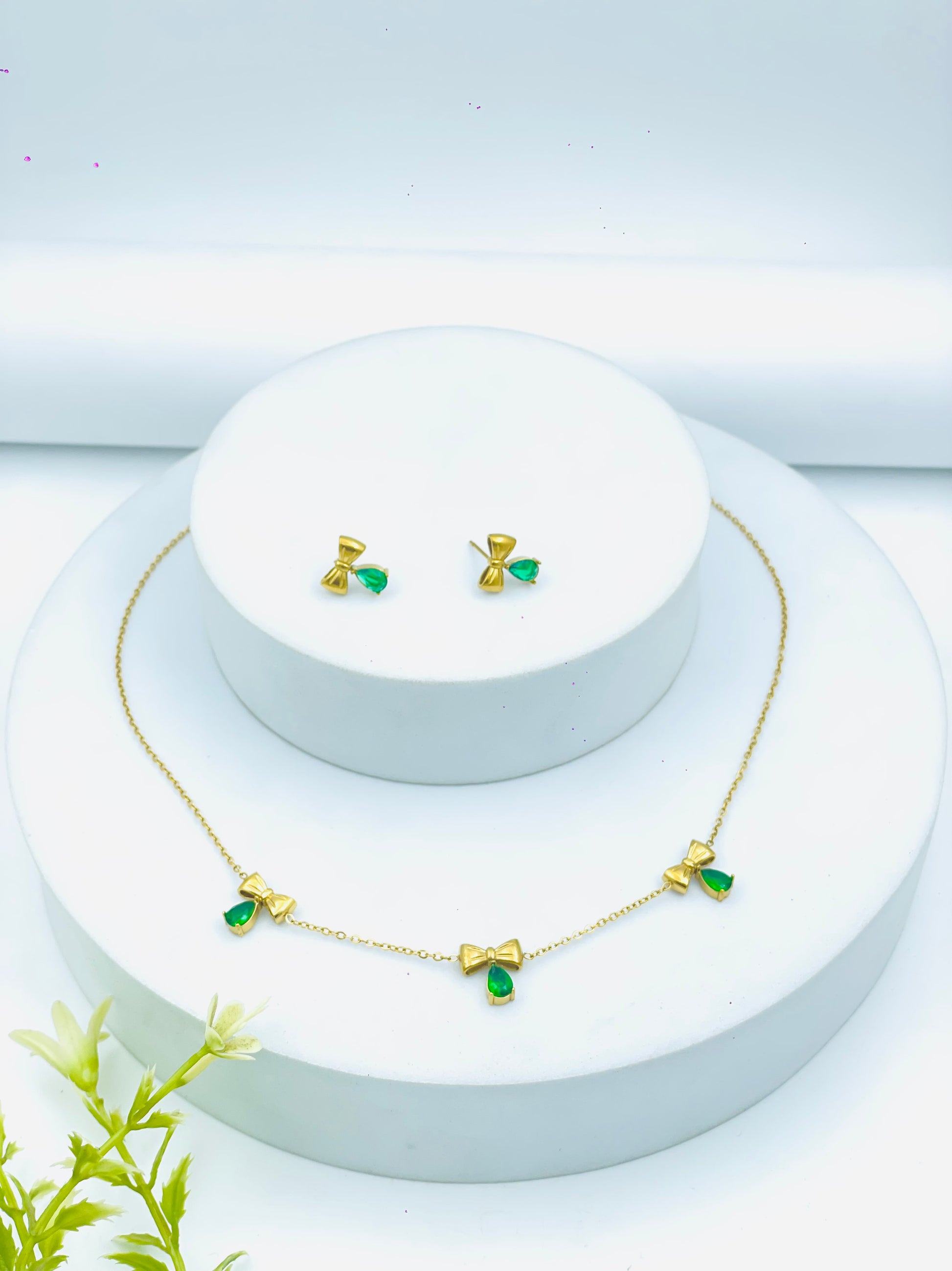 Elegant Gold Bow and Green Gemstone Necklace and Earring Set
