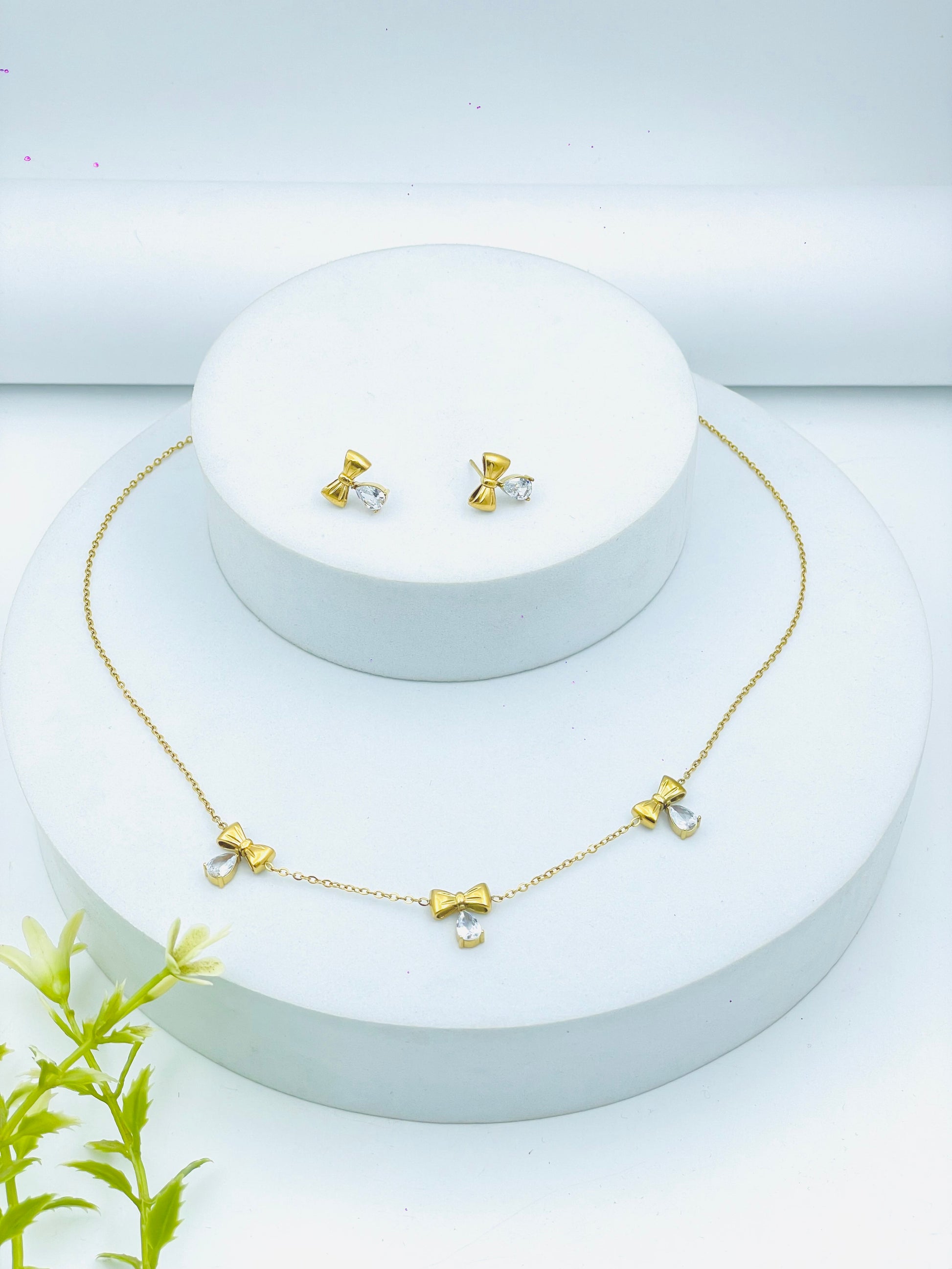 Elegant Gold Bow and Teardrop Necklace and Earring Set