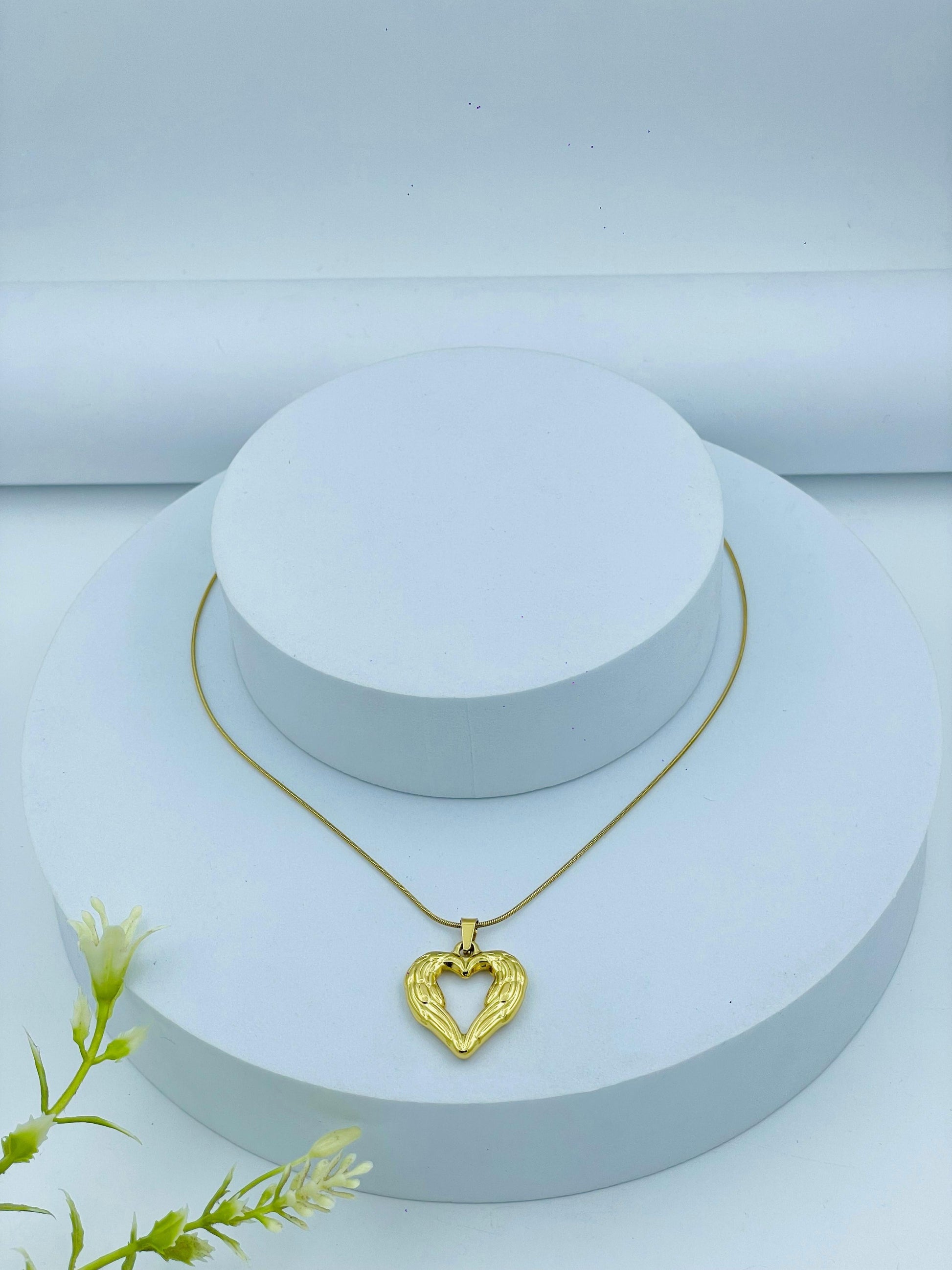 Stylish Heart Pendant Necklace with Wing Detail – Trendy Everyday Jewelry