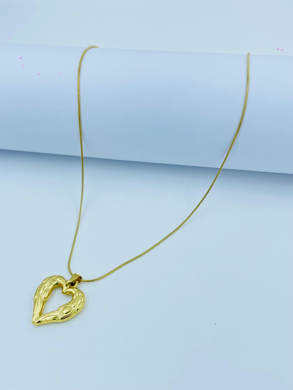 Stylish Heart Pendant Necklace with Wing Detail – Trendy Everyday Jewelry
