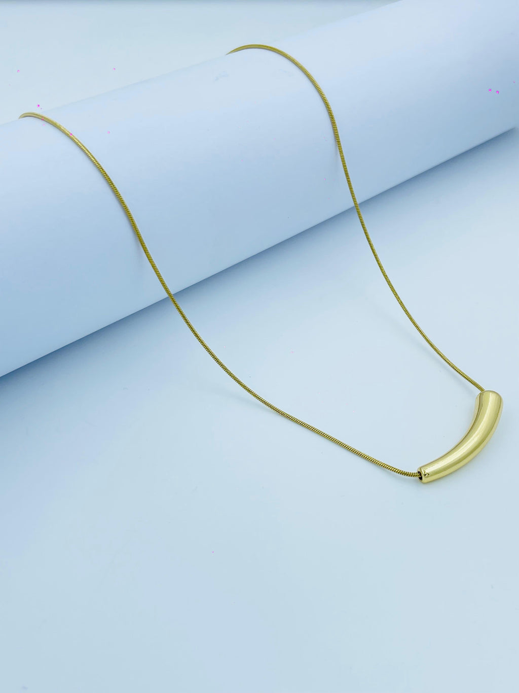 Minimalist Gold Tube Pendant Necklace – Sleek & Elegant Design