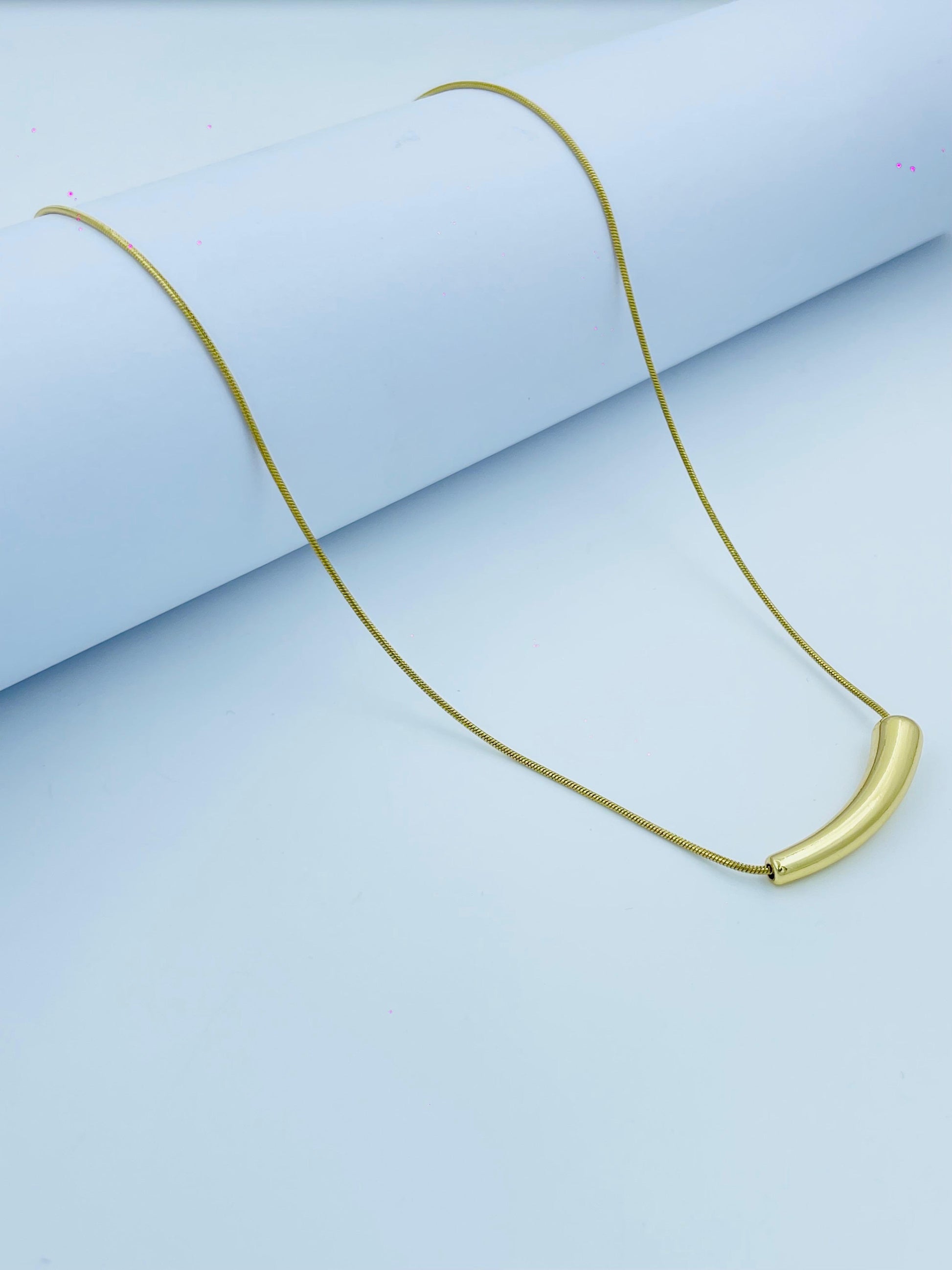 Minimalist Gold Tube Pendant Necklace – Sleek & Elegant Design