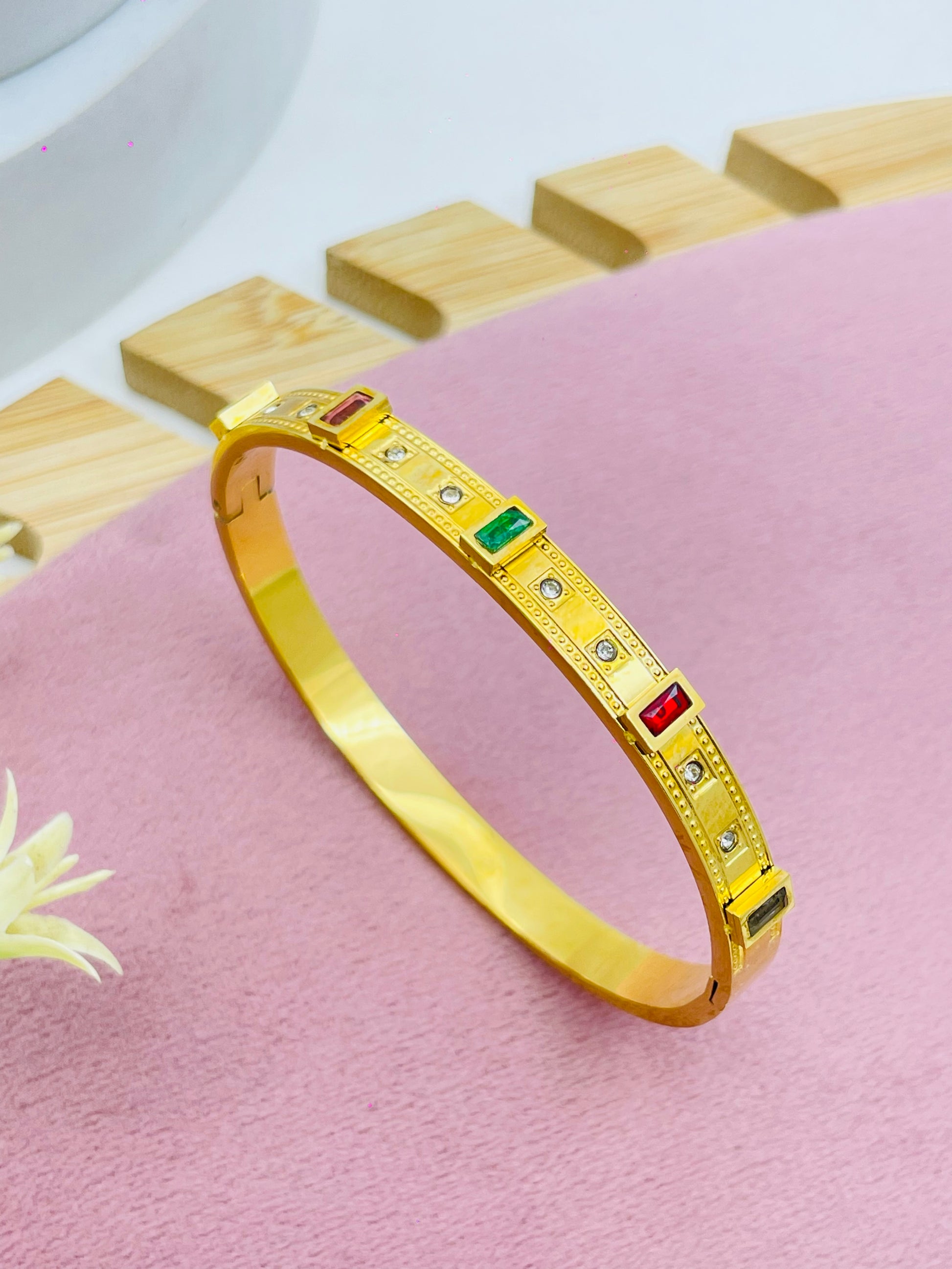 Elegant Gold Bracelet with Multicolored Gemstones