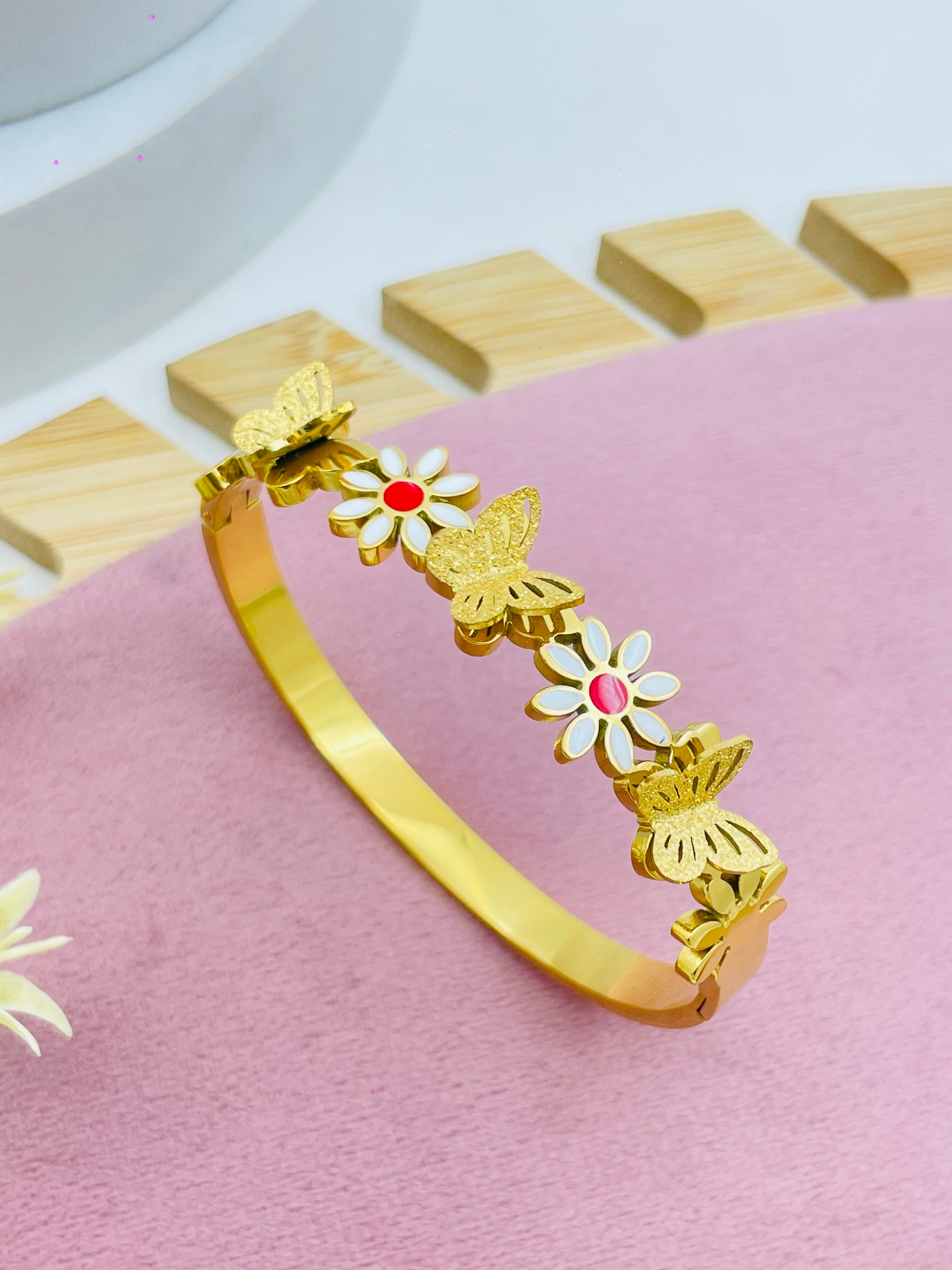 Elegant Floral Gold Bracelet  Perfect Accessory for Any Occasion