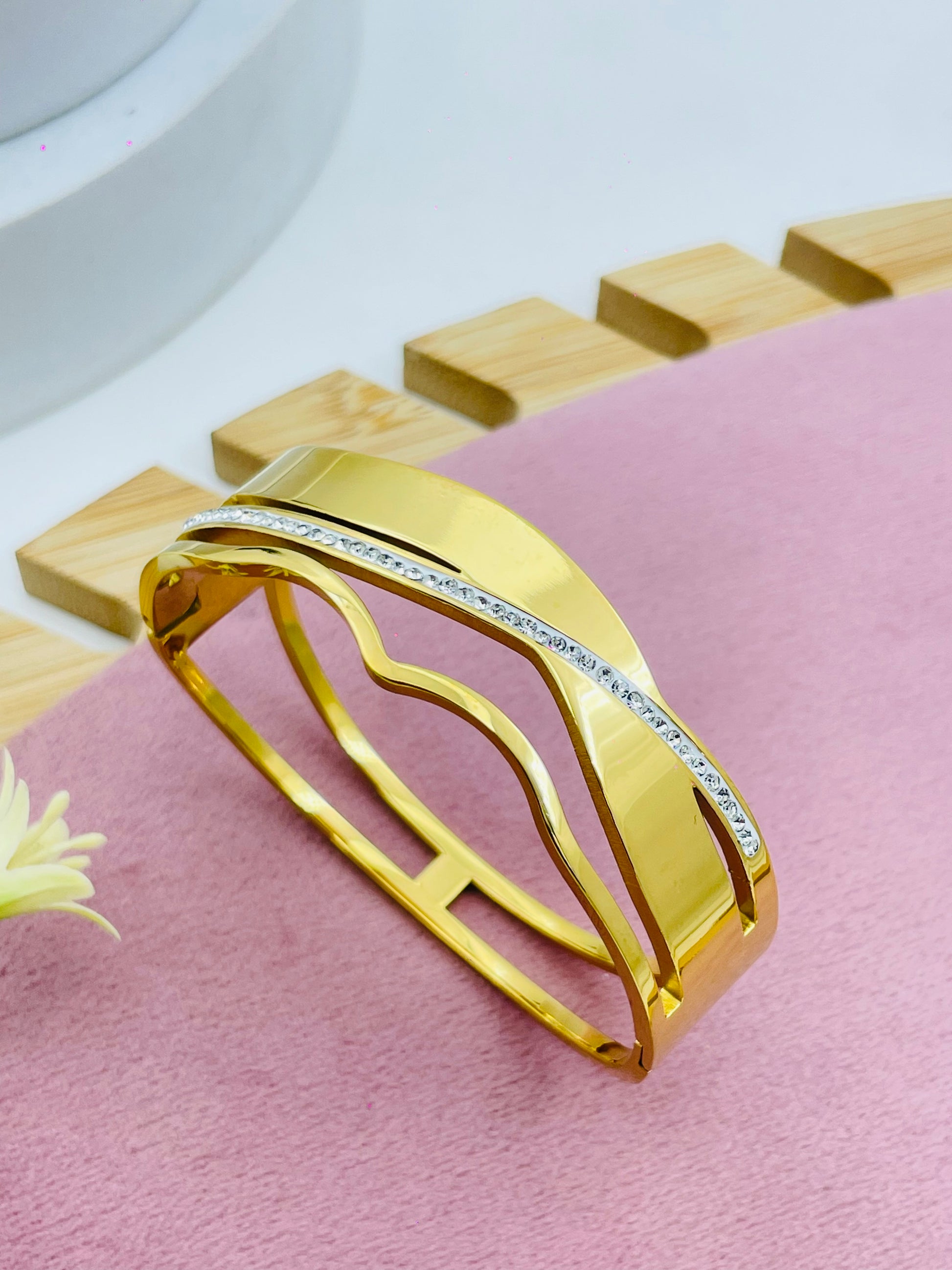 Stylish Gold Bracelet with Diamond Detailing