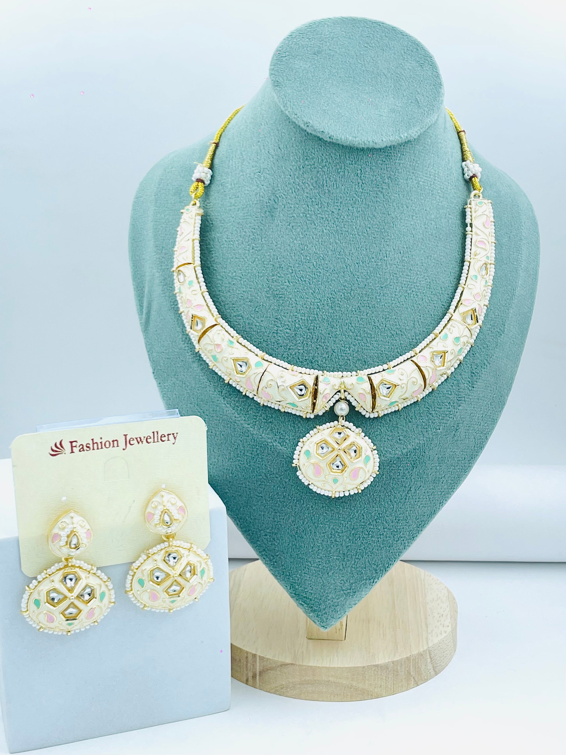 Elegant Gold and White Fashion Necklace Set with Earrings