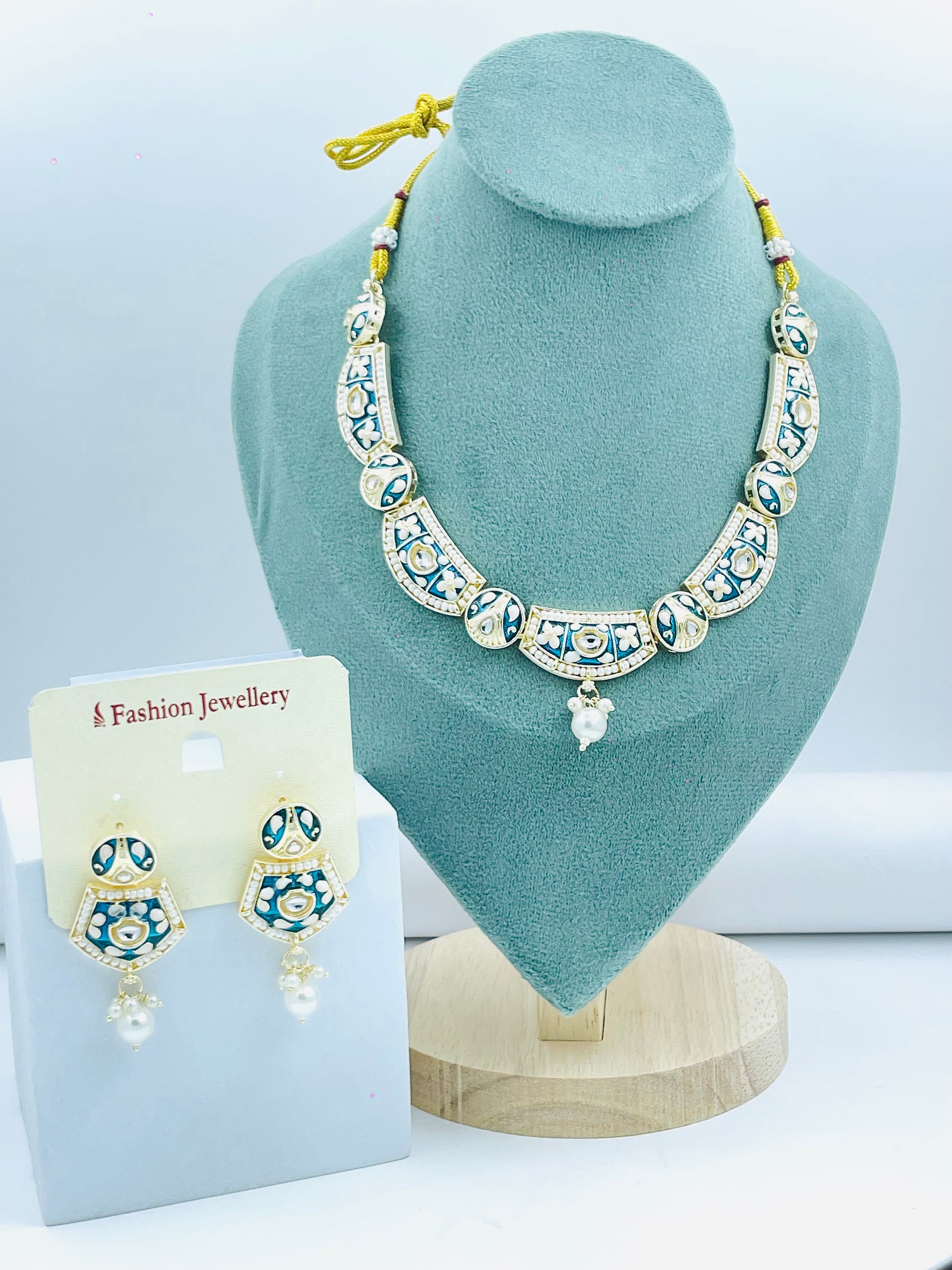 Elegant Fashion Jewellery Set with Necklace and Earrings