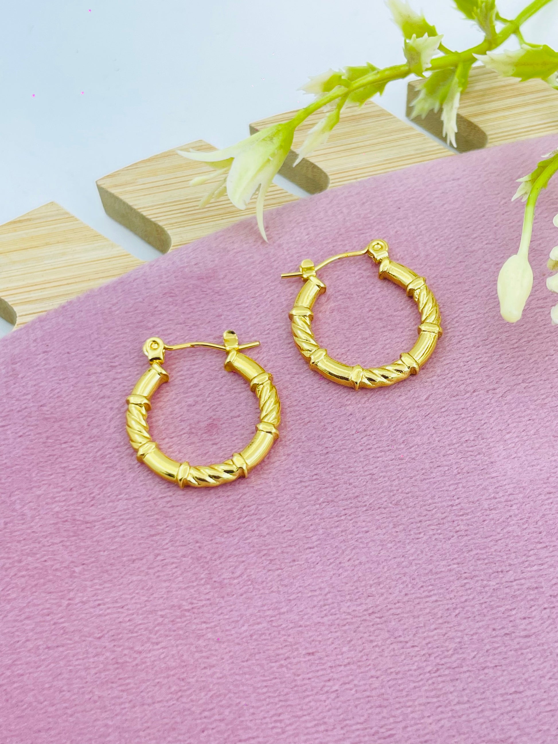 Elegant Gold Textured Hoop Earrings  Perfect for Any Occasion