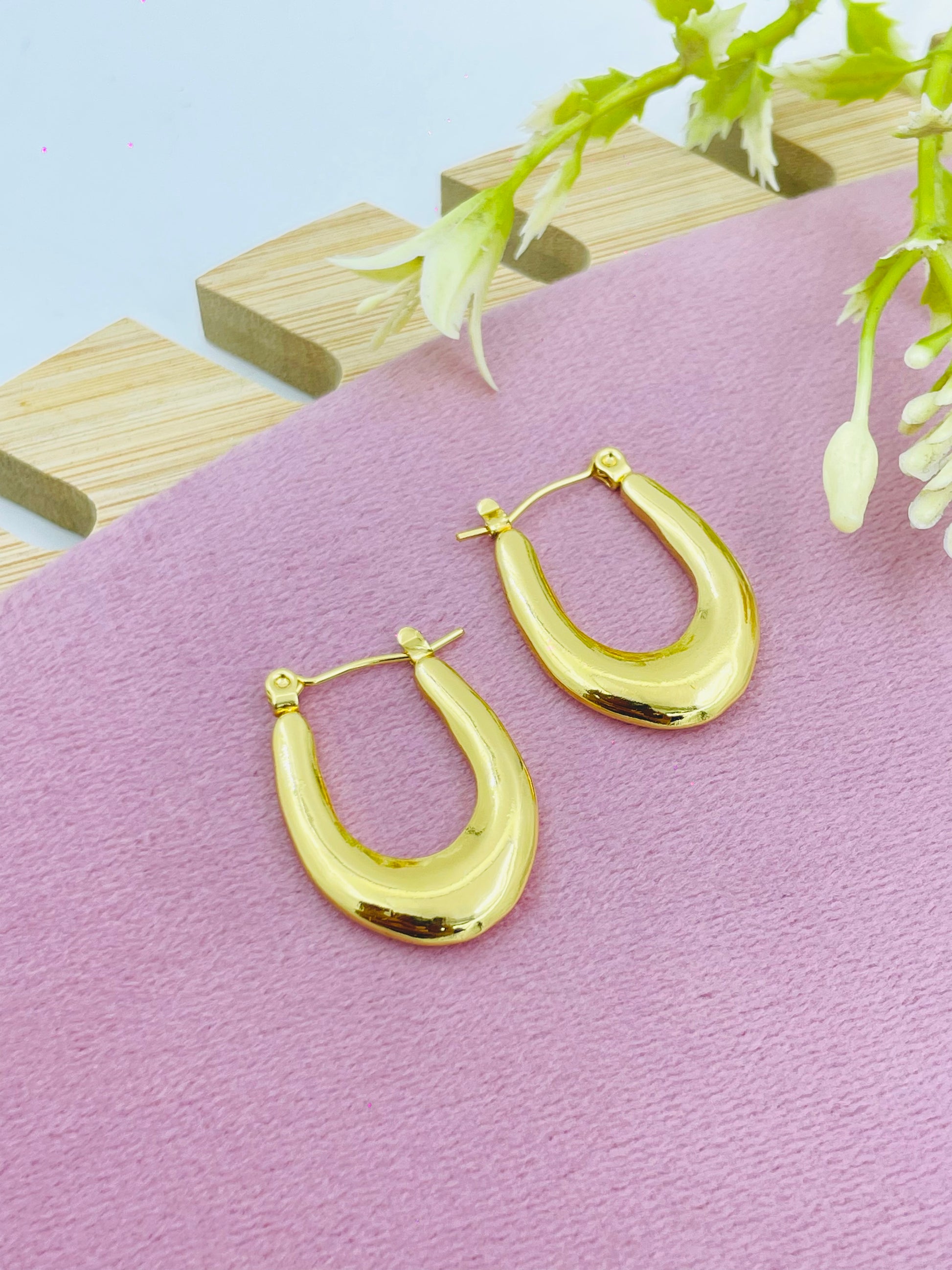 Stylish Gold Hoop Earrings for a Sophisticated Look
