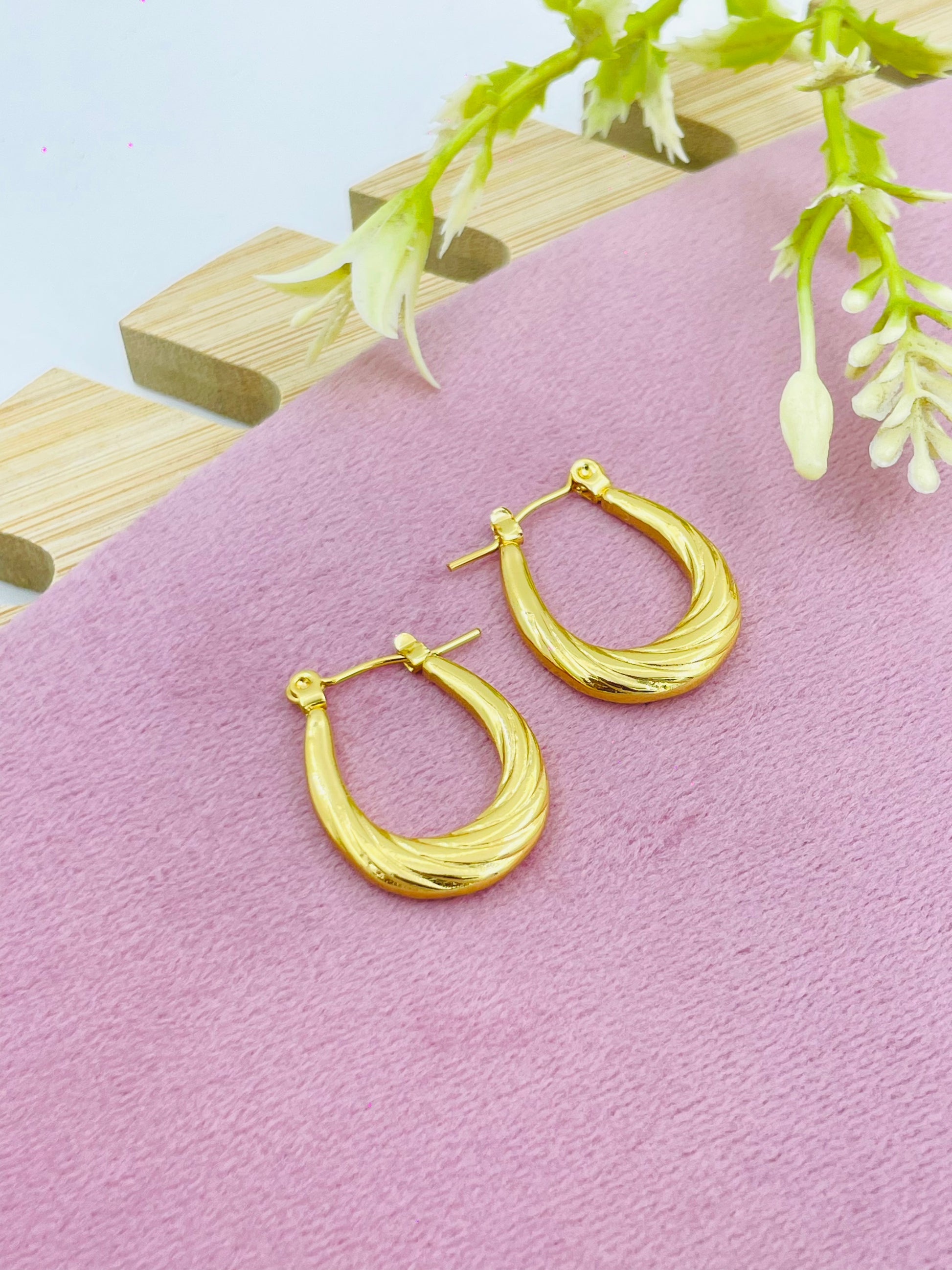 Elegant Gold Textured Hoop Earrings  Perfect for Any Occasion