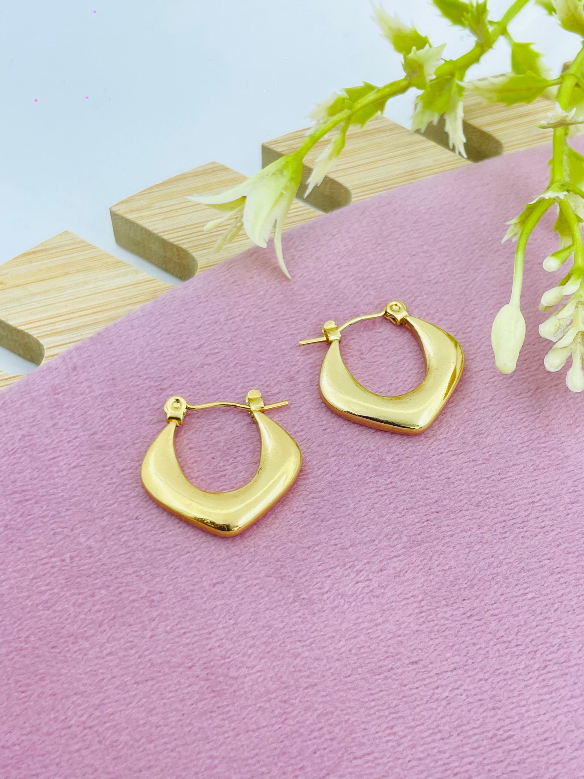 Elegant Gold Geometric Hoop Earrings  Stylish Accessory
