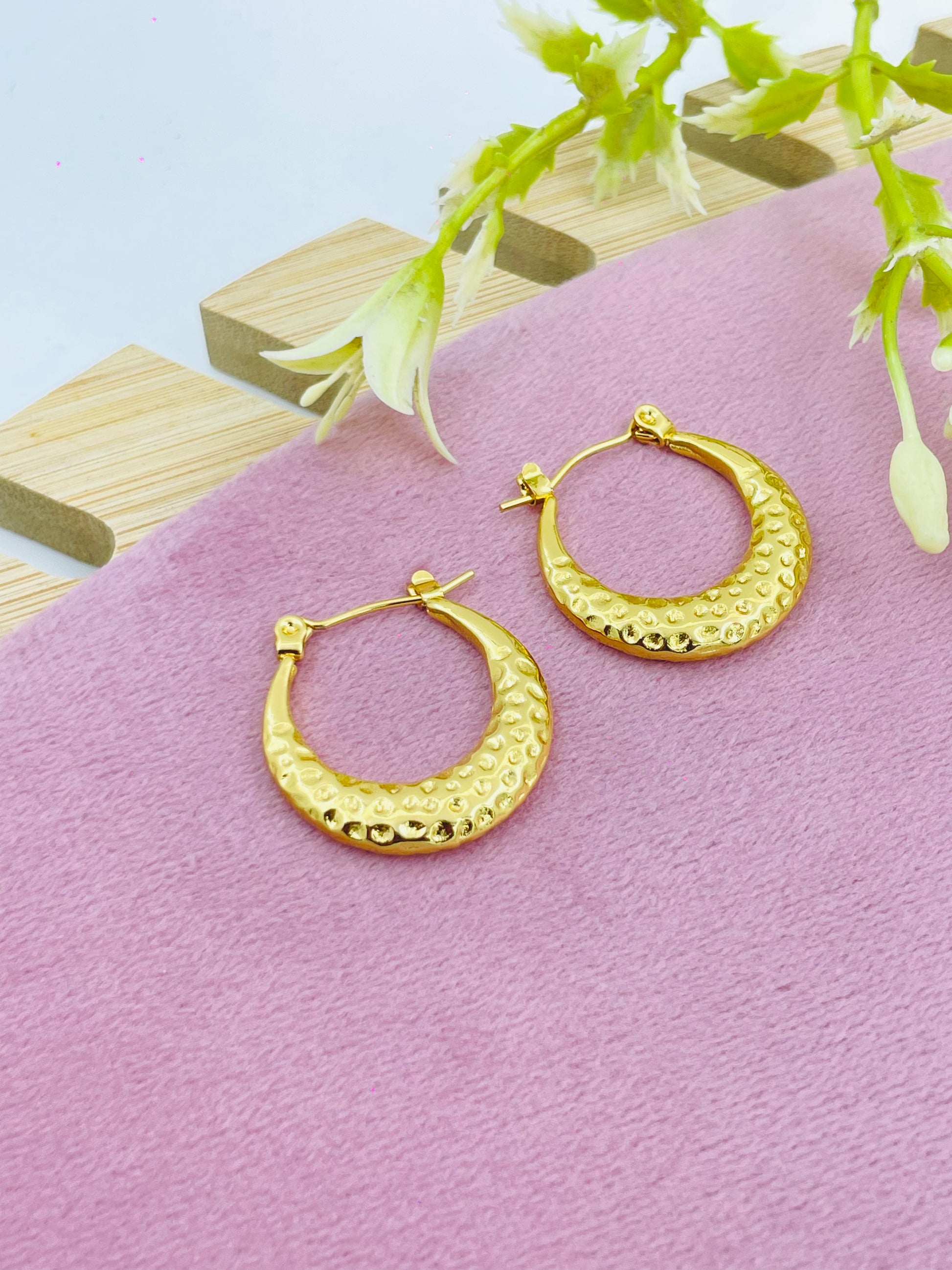 Elegant Textured Gold Hoop Earrings  Perfect for Any Occasion
