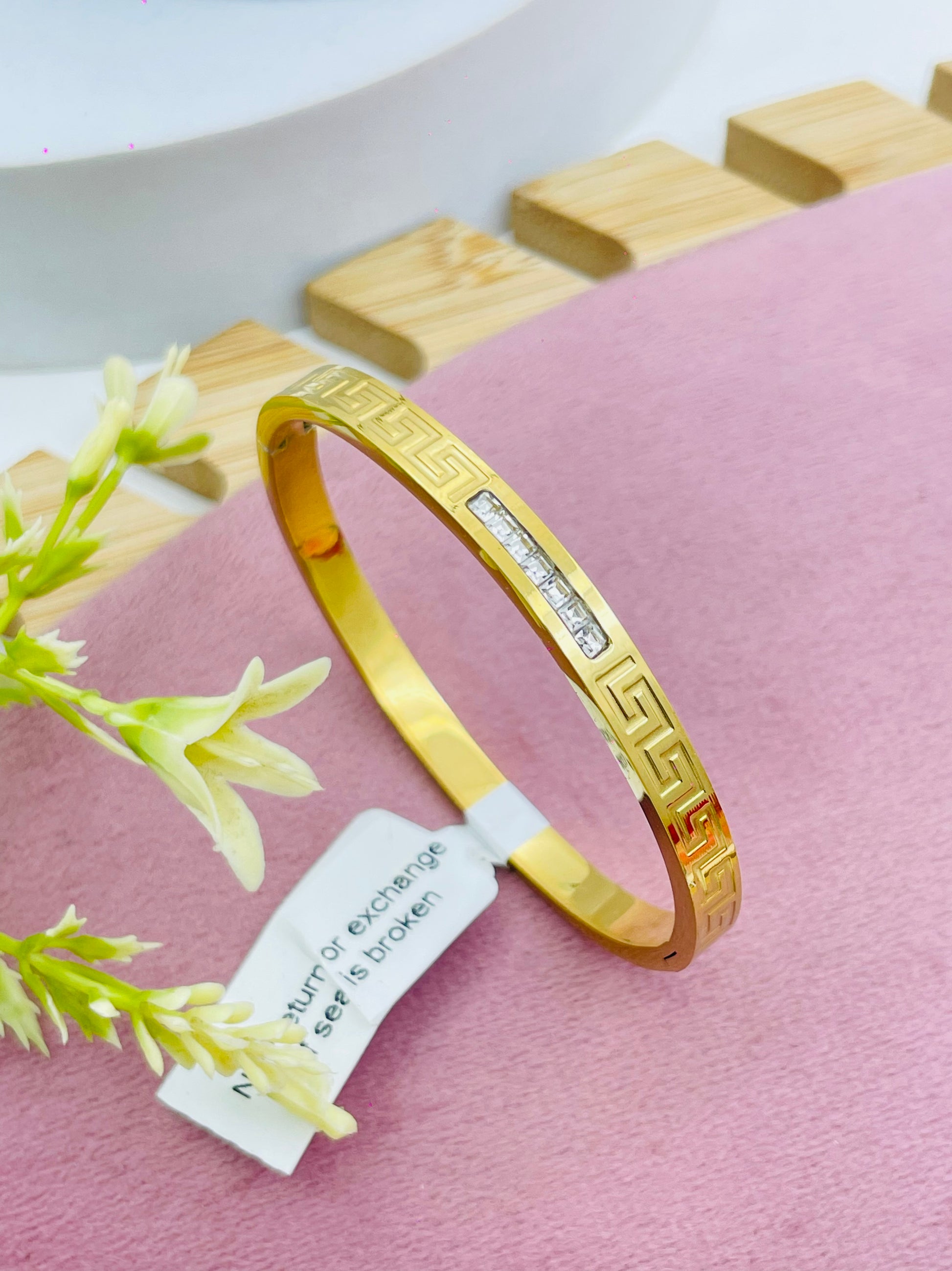 Stylish Gold Geometric Pattern Bracelet