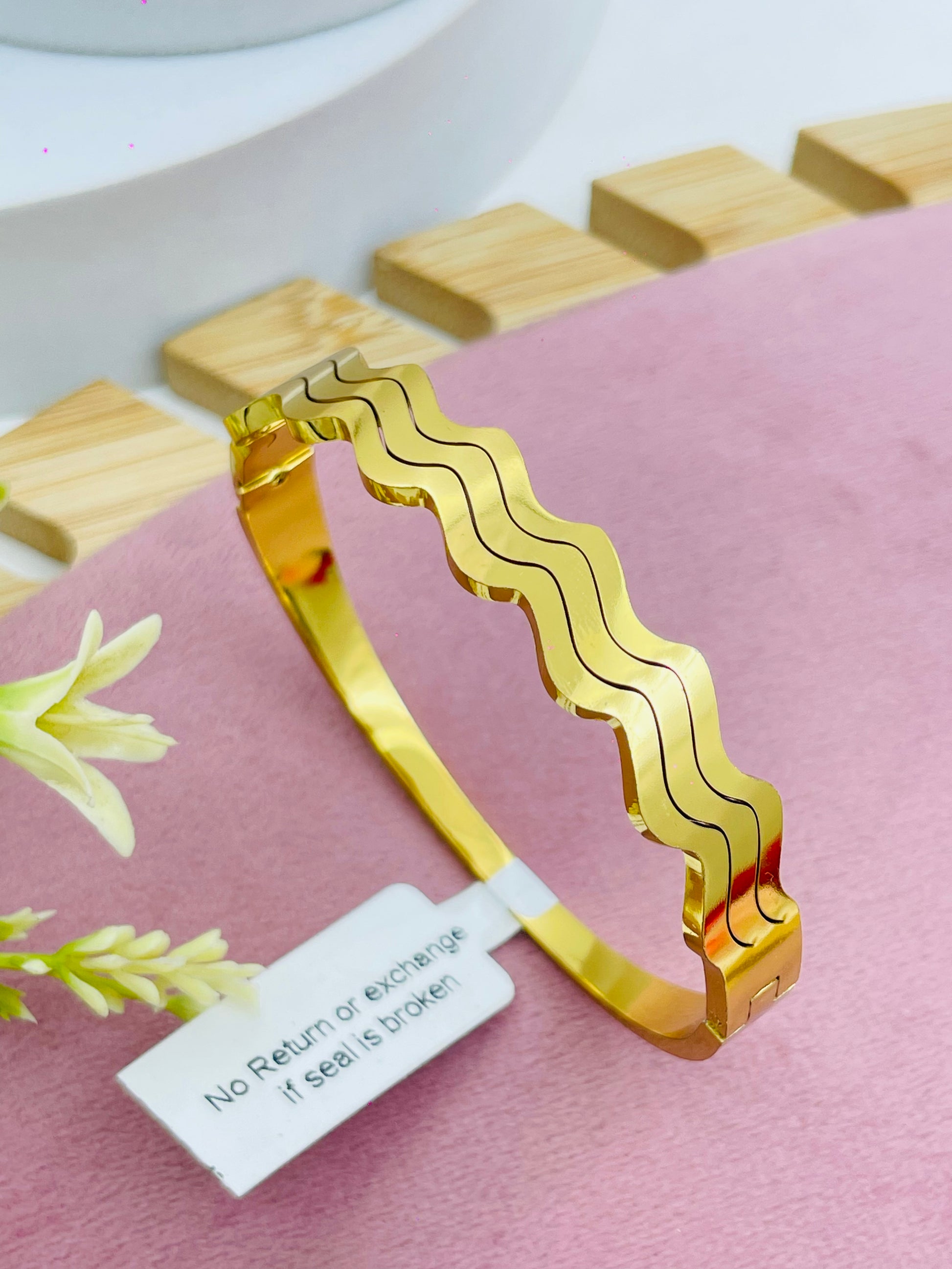 Elegant Gold Wave Pattern Bangle  Chic Jewelry