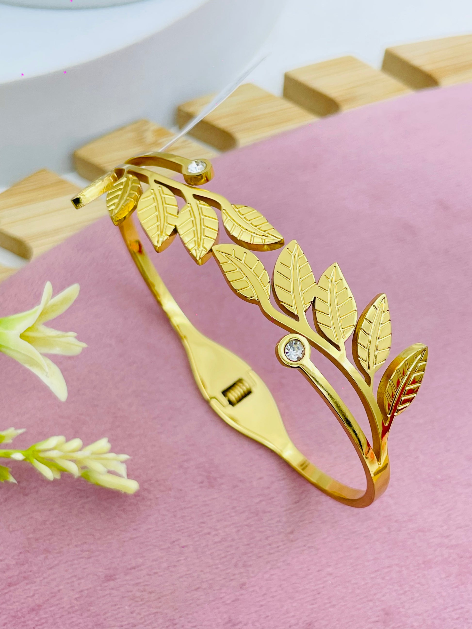 Elegant Gold Leaf Design Bracelet