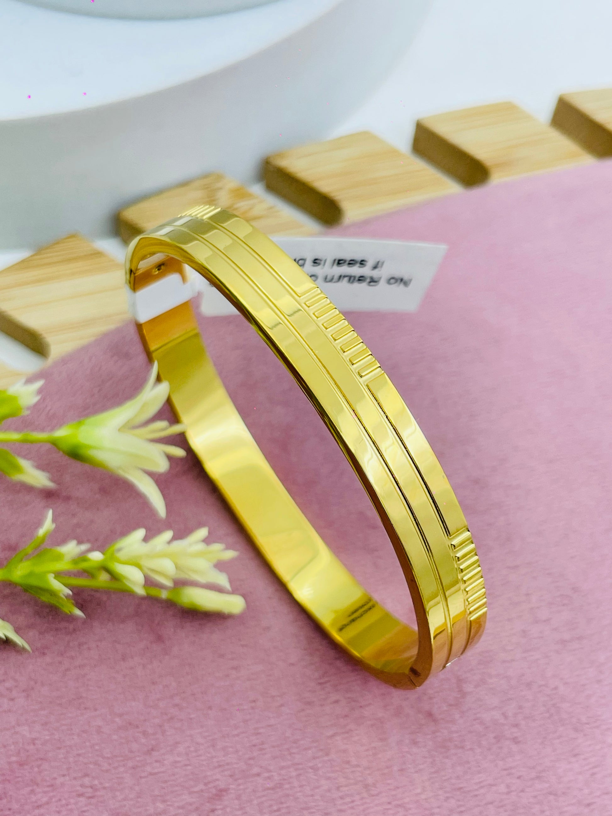 Elegant Gold Bangle  Classic Jewelry Design