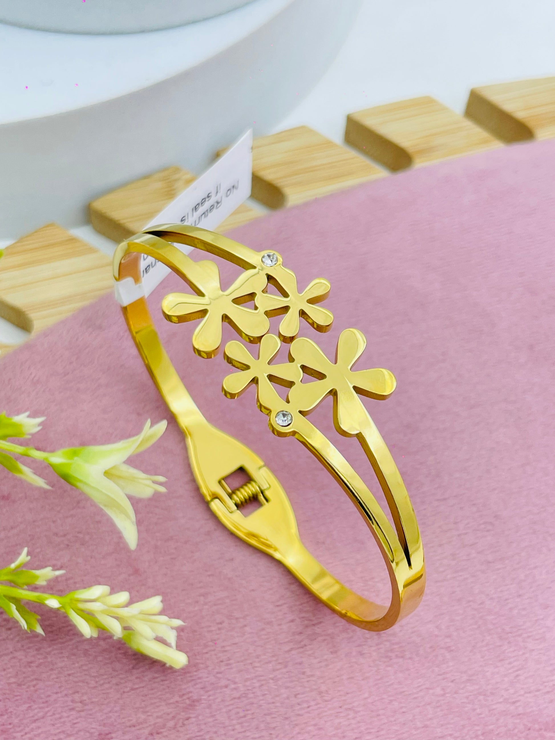 Elegant Gold Floral Design Bracelet for Women