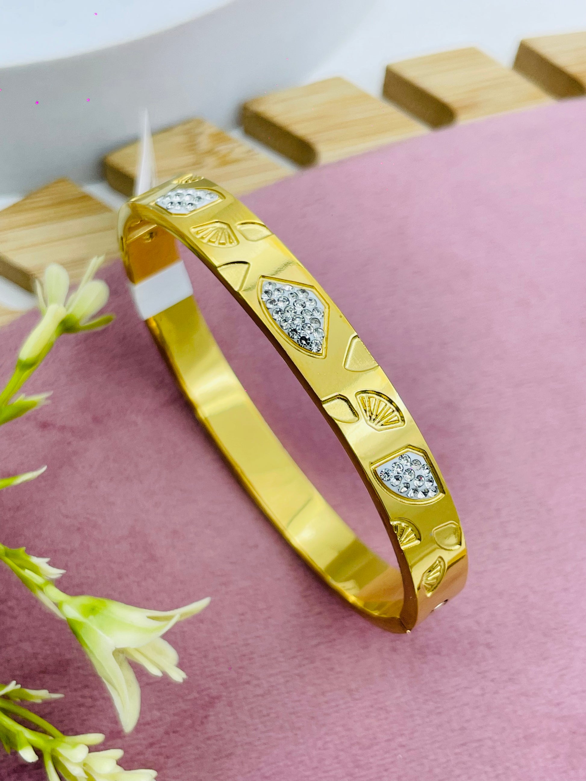 Elegant Gold and Diamond Patterned Bracelet for Women