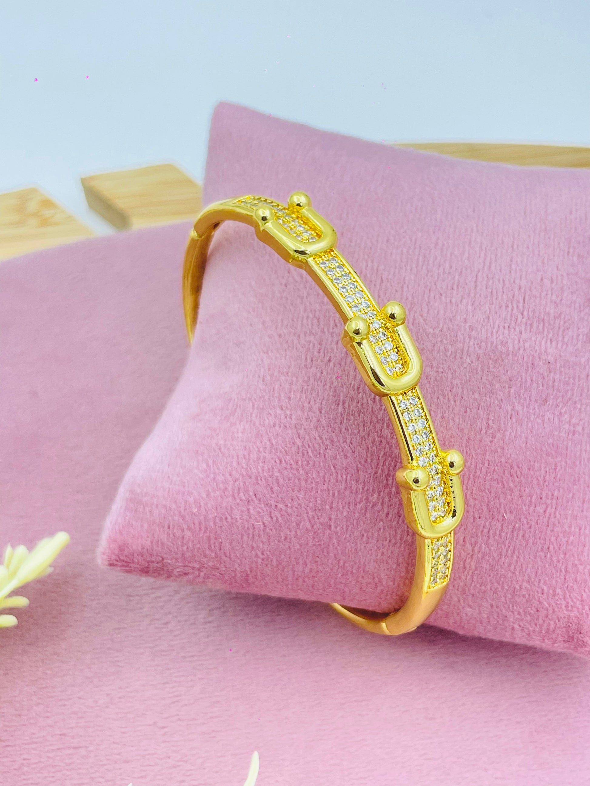 Elegant Gold and Diamond Bracelet