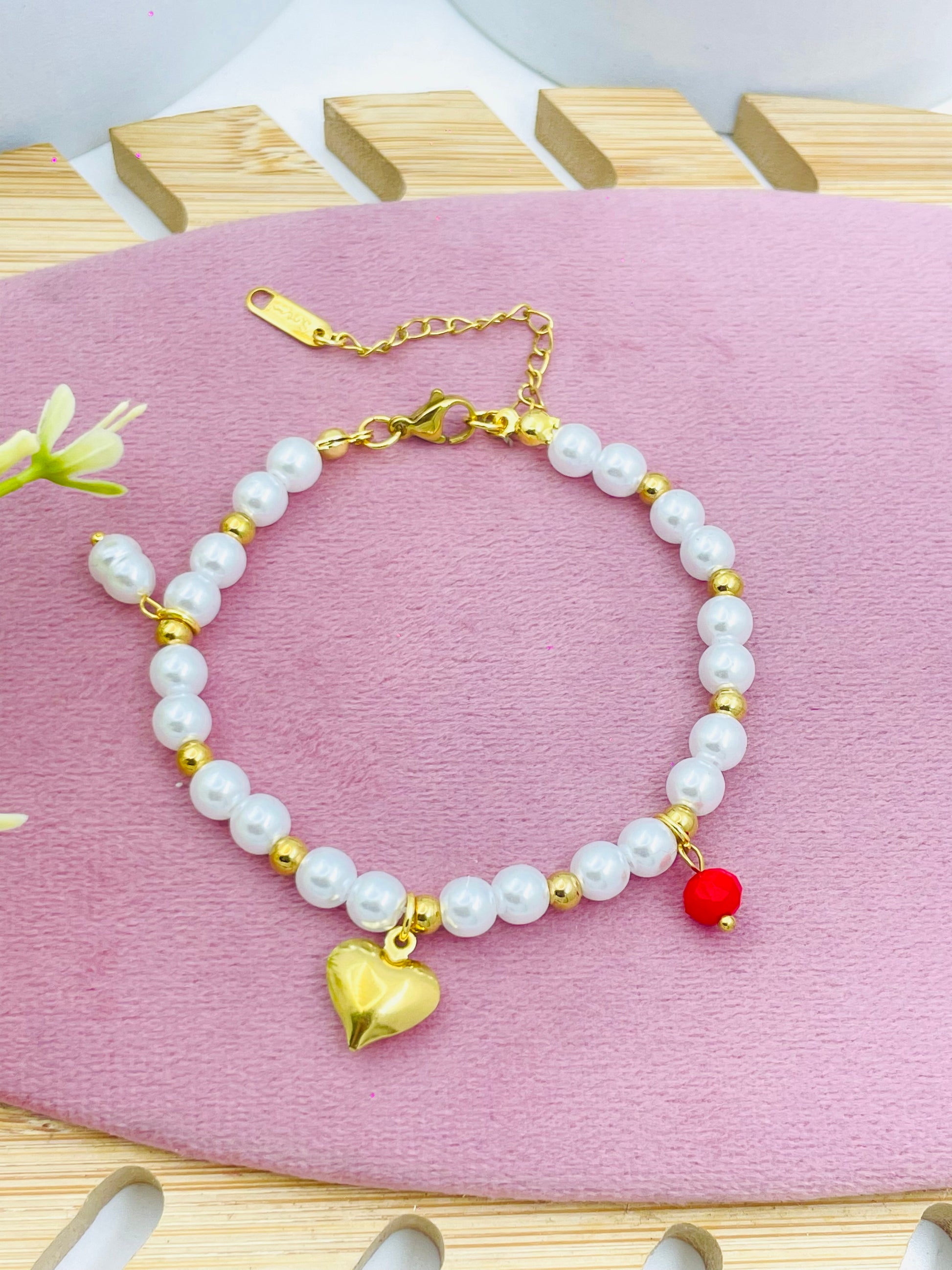 Elegant Gold Pearl Heart Charm Bracelet