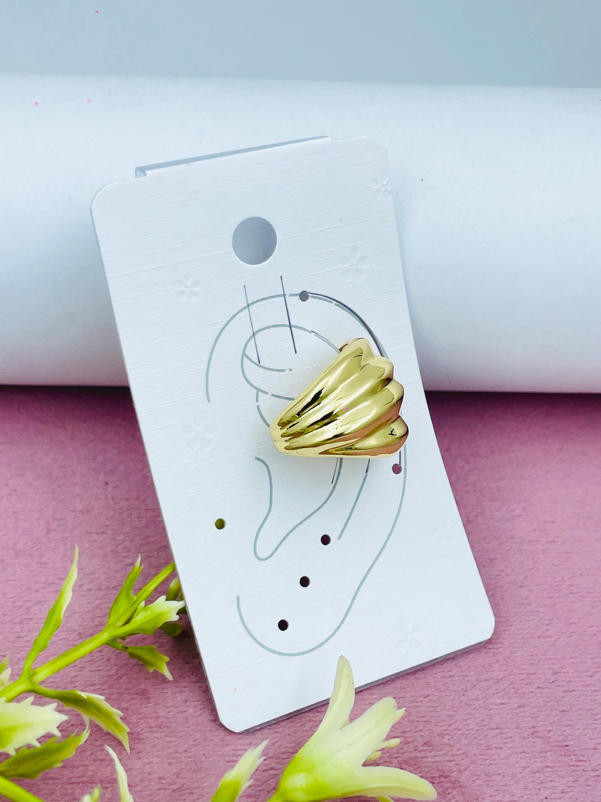 Elegant Gold Wave Design Ring  Timeless Fashion