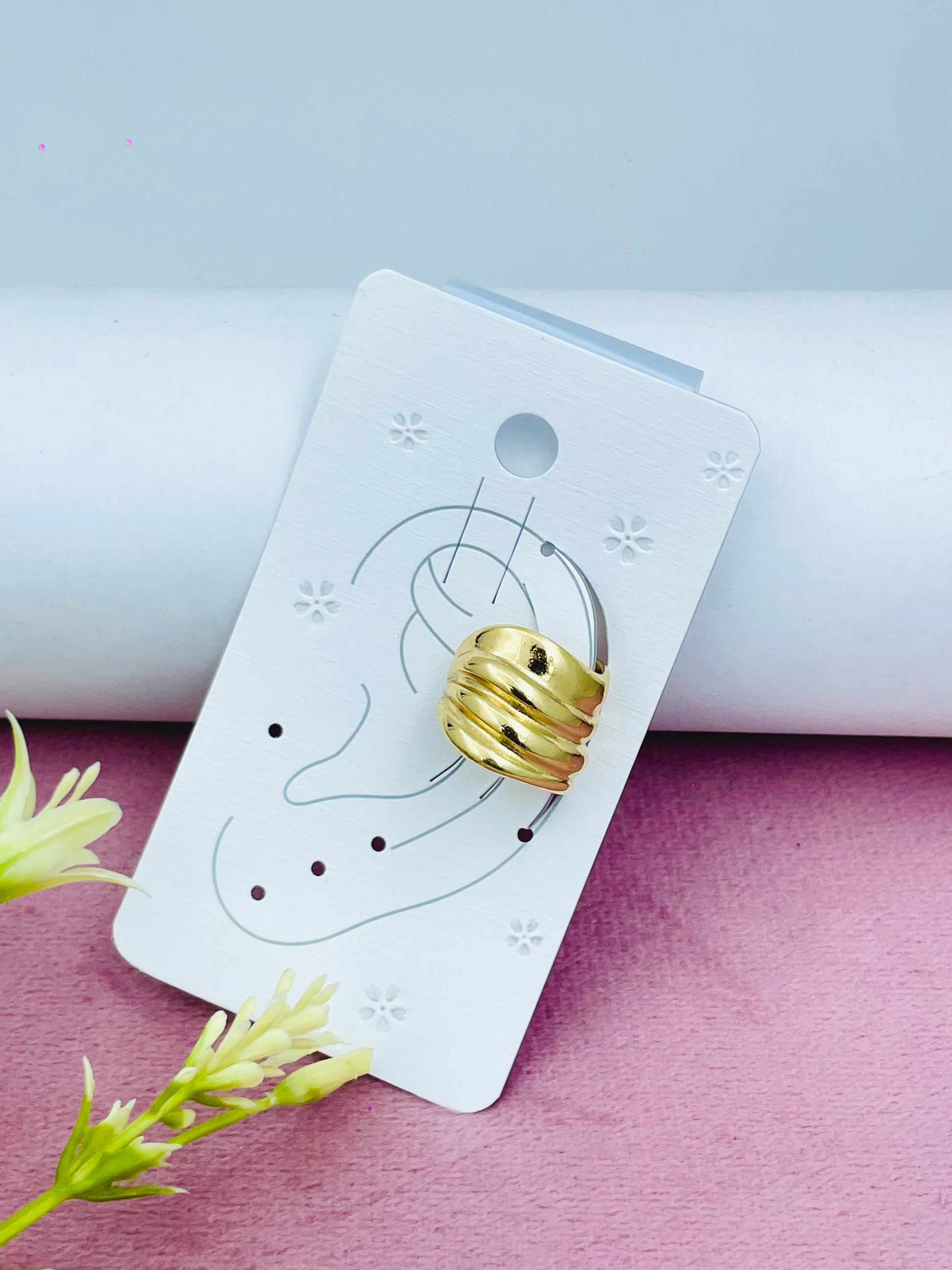 Elegant Gold Ear Cuff for Fashionable Style