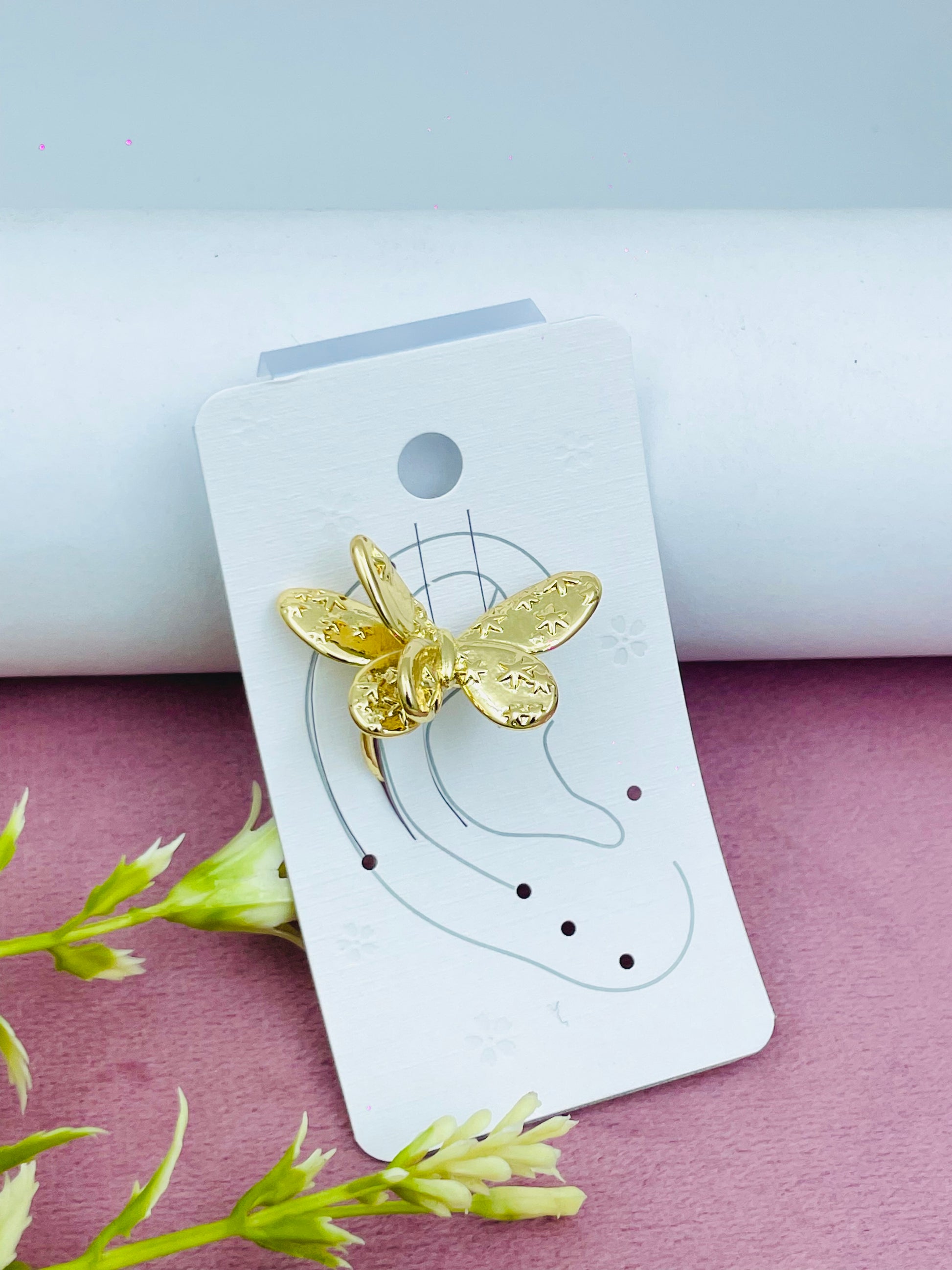 Elegant Gold Bee Brooch  Stylish Accessory