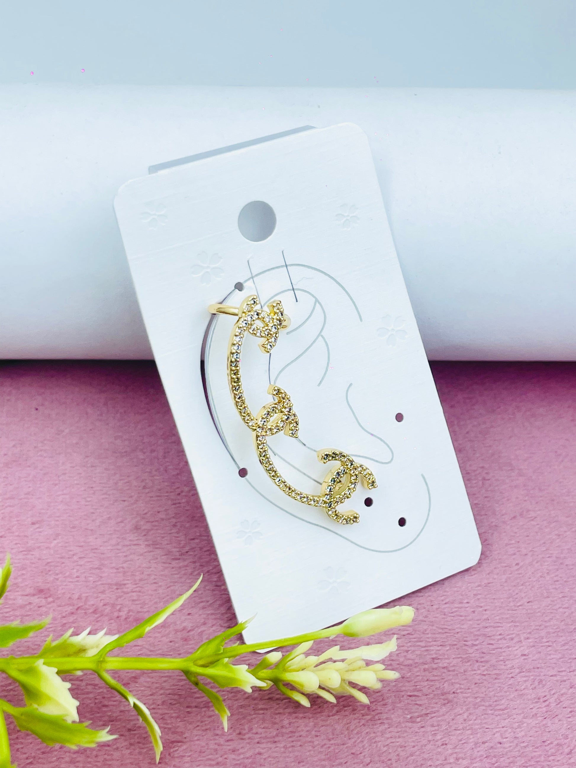 Elegant Gold Floral Ear Cuff for Fashionable Looks