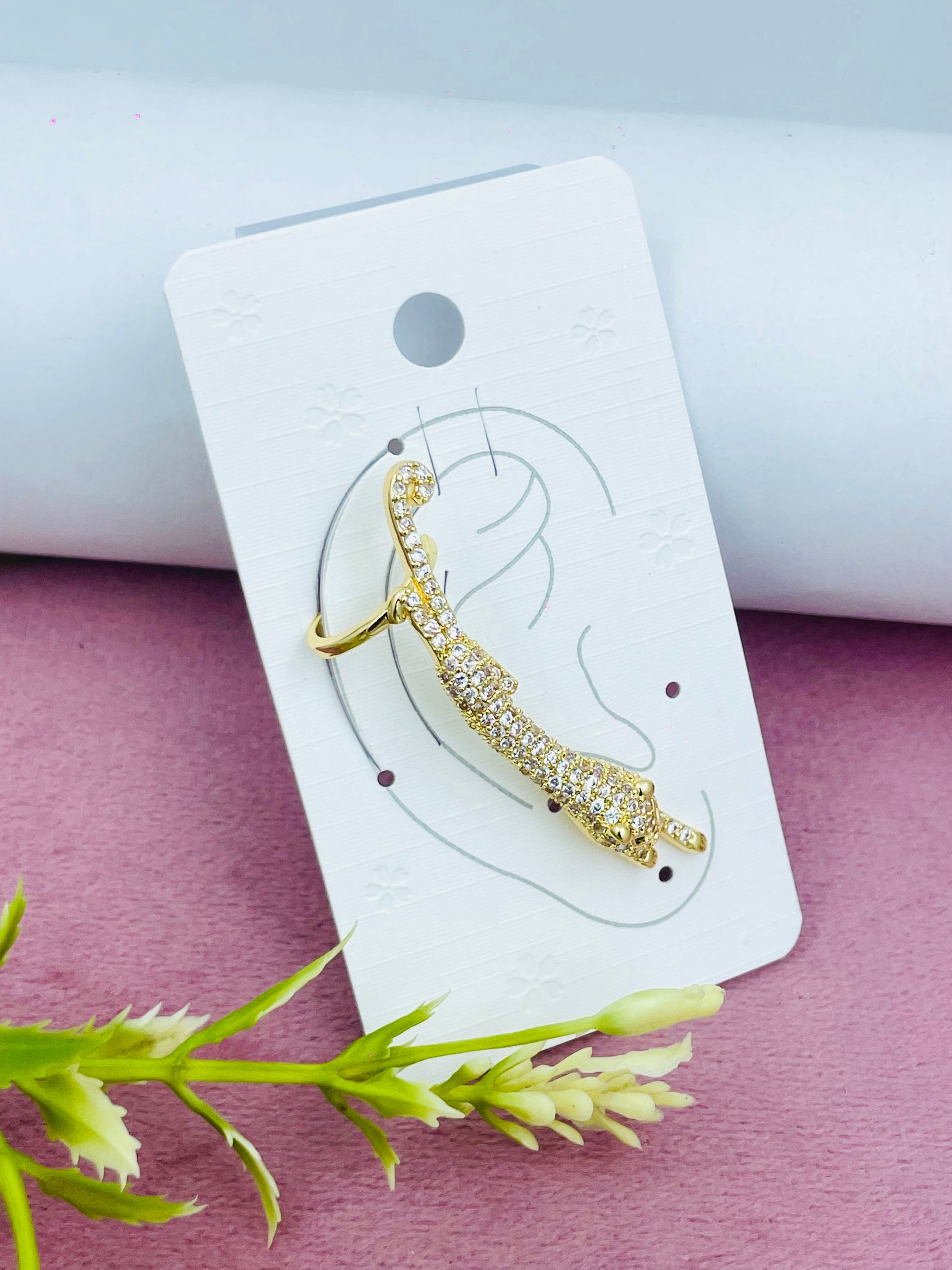 Elegant Gold Cat Brooch  Jewelry Accessories